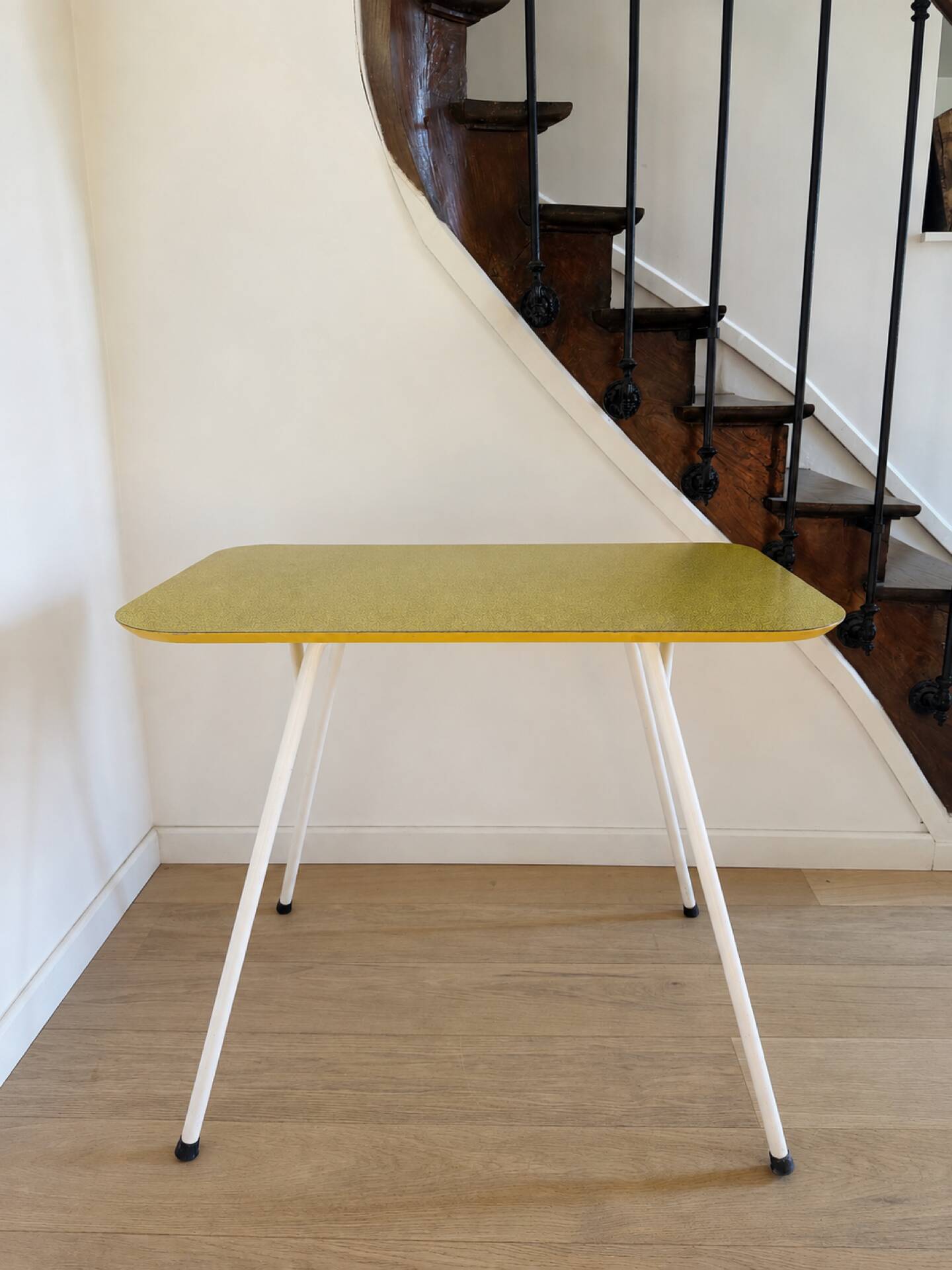 Table jaune à motifs Michael Samuels