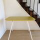 Table jaune à motifs Michael Samuels