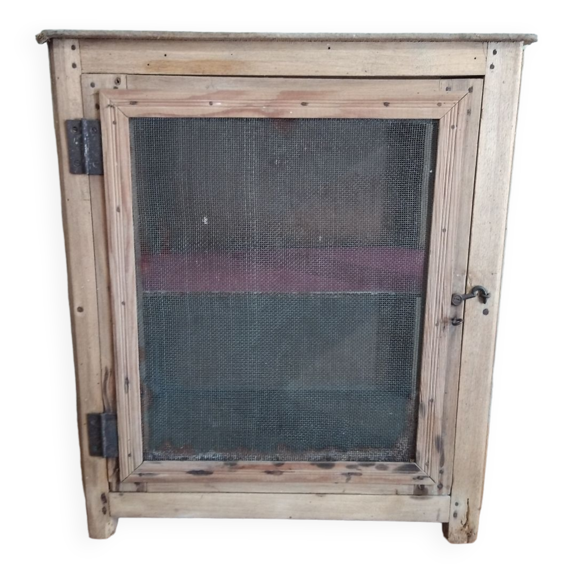 Wall-mounted pantry in vintage mesh wood