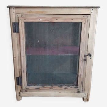 Wall-mounted pantry in vintage mesh wood