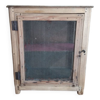 Wall-mounted pantry in vintage mesh wood
