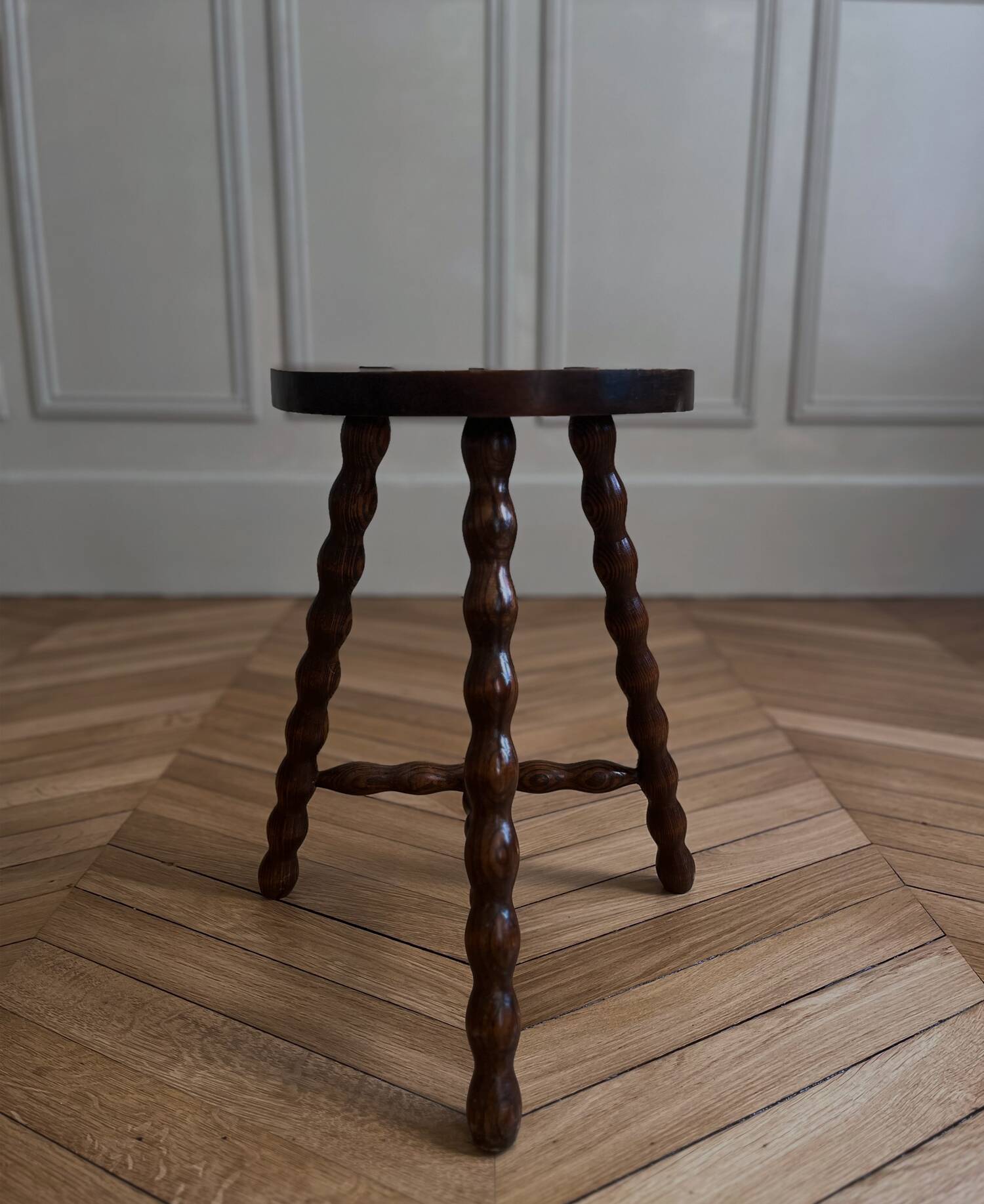 Tabouret tripode brutaliste dans le goût de Charles Dudouyt