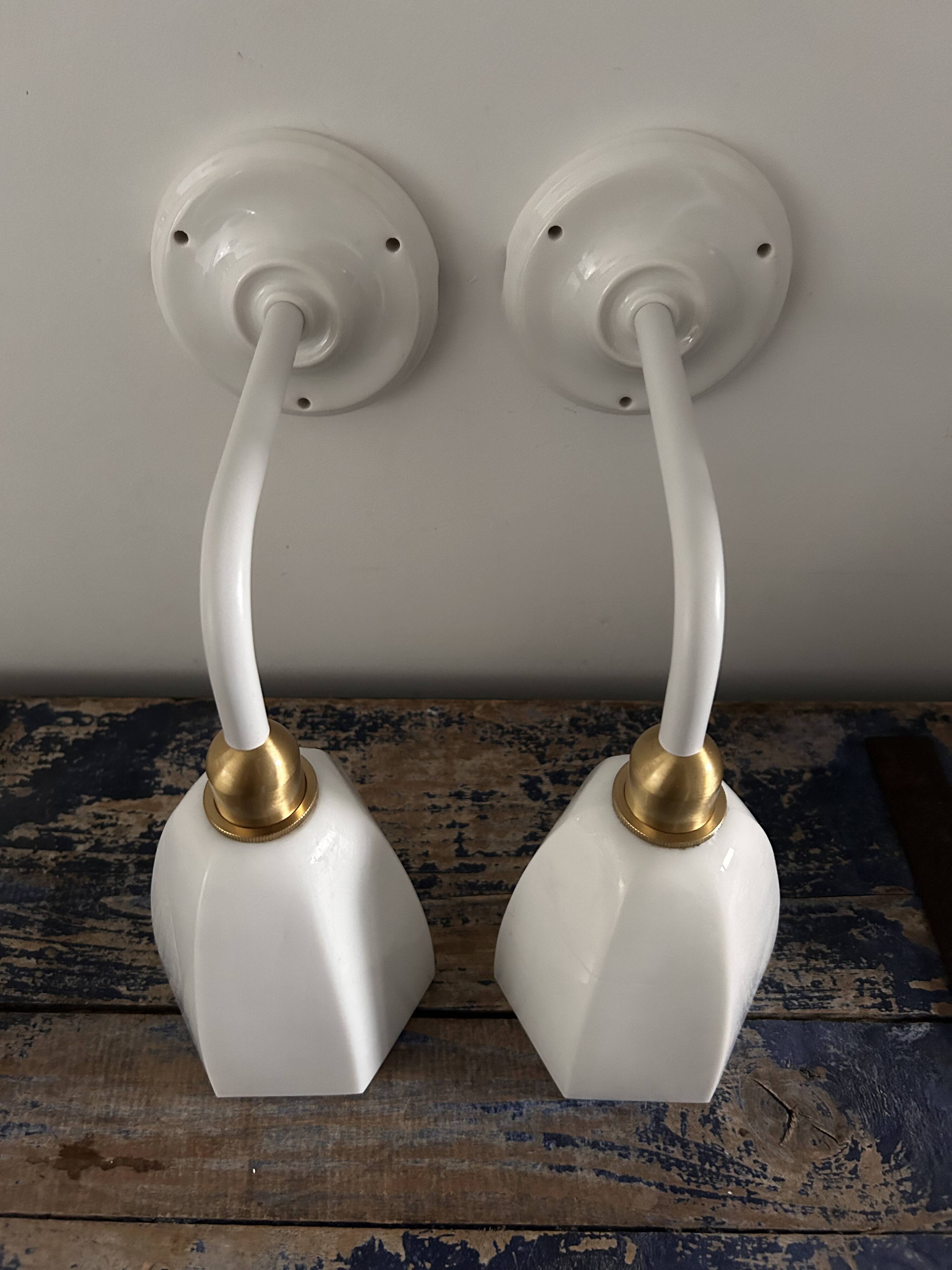 Paire d’appliques blanches en opaline