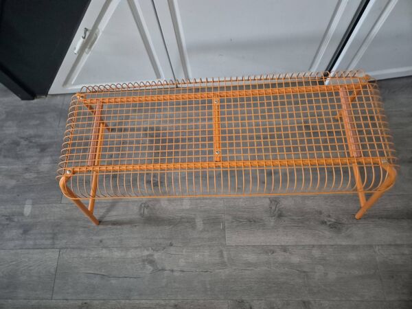 Banc design IKEA modèle VÄSTERON, en métal orange