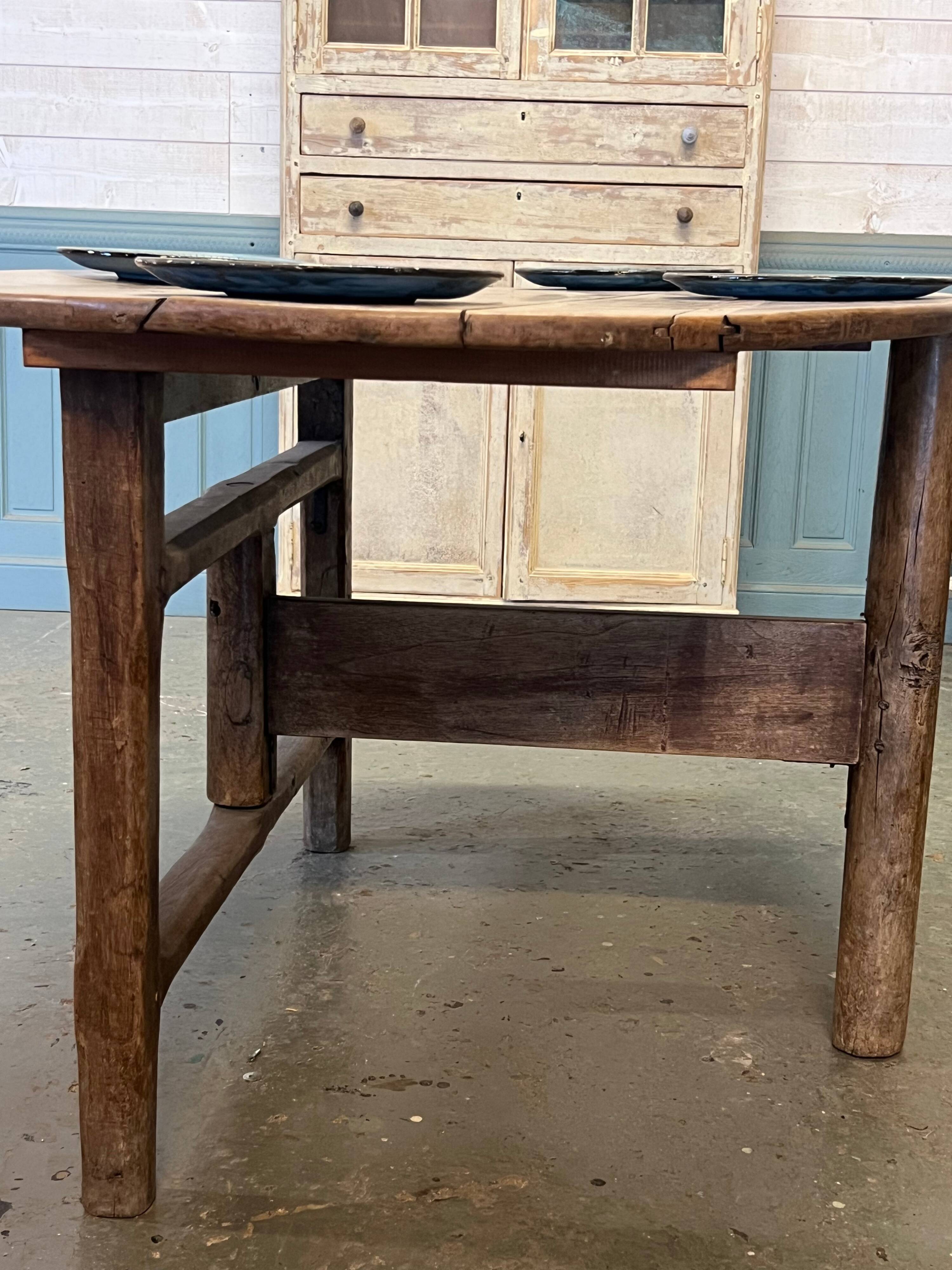 Table XVIIIème en noyer