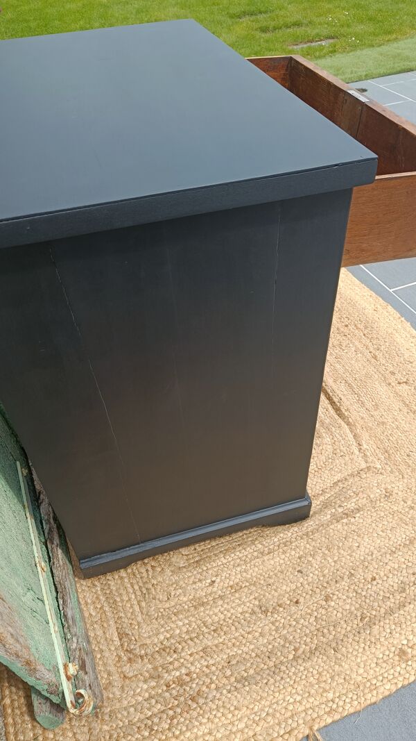 Commode ancienne relookée noir mat & bois aux tons chaleureux