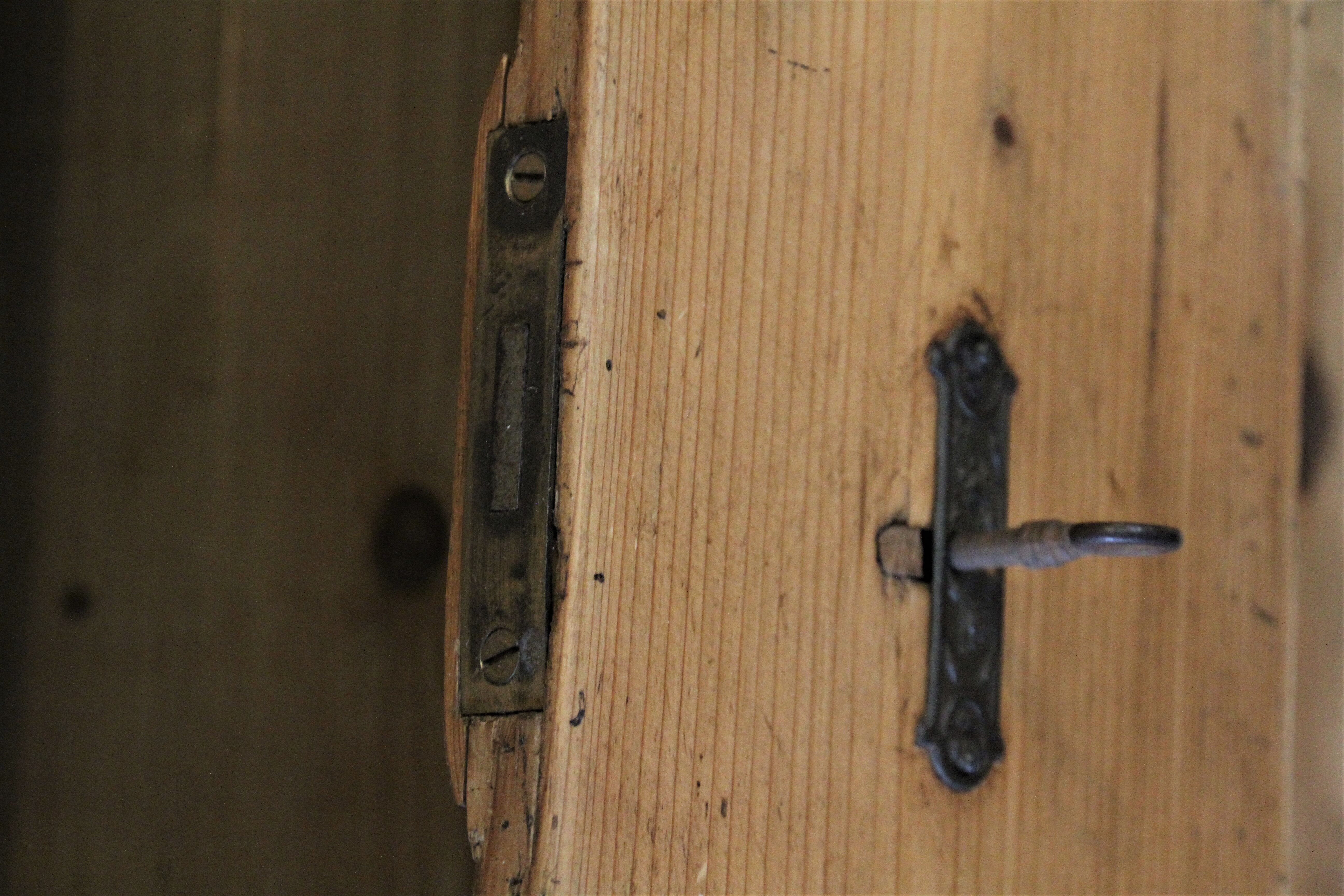 Writing desk in solid pine