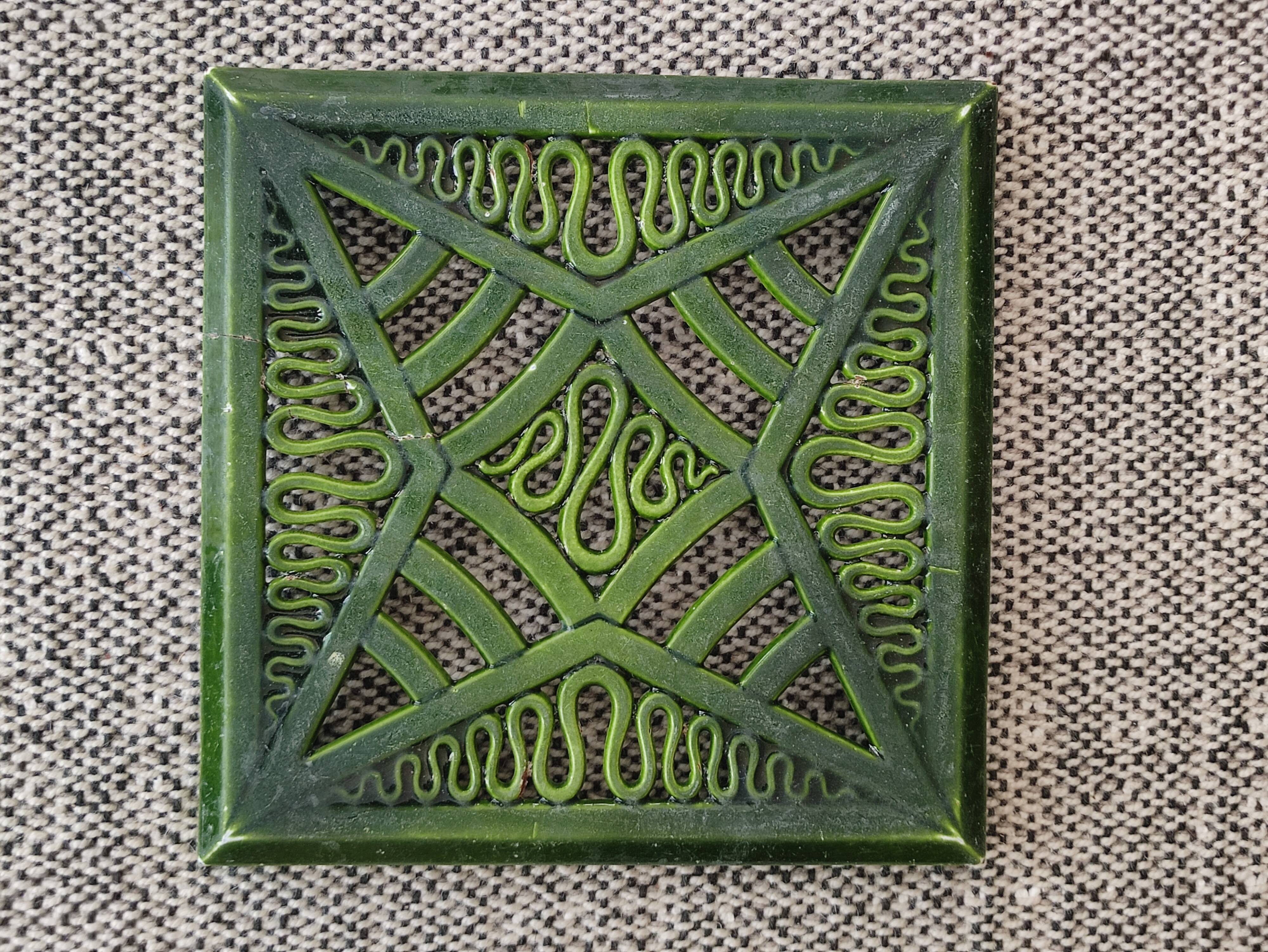 Green enamelled cast iron underside