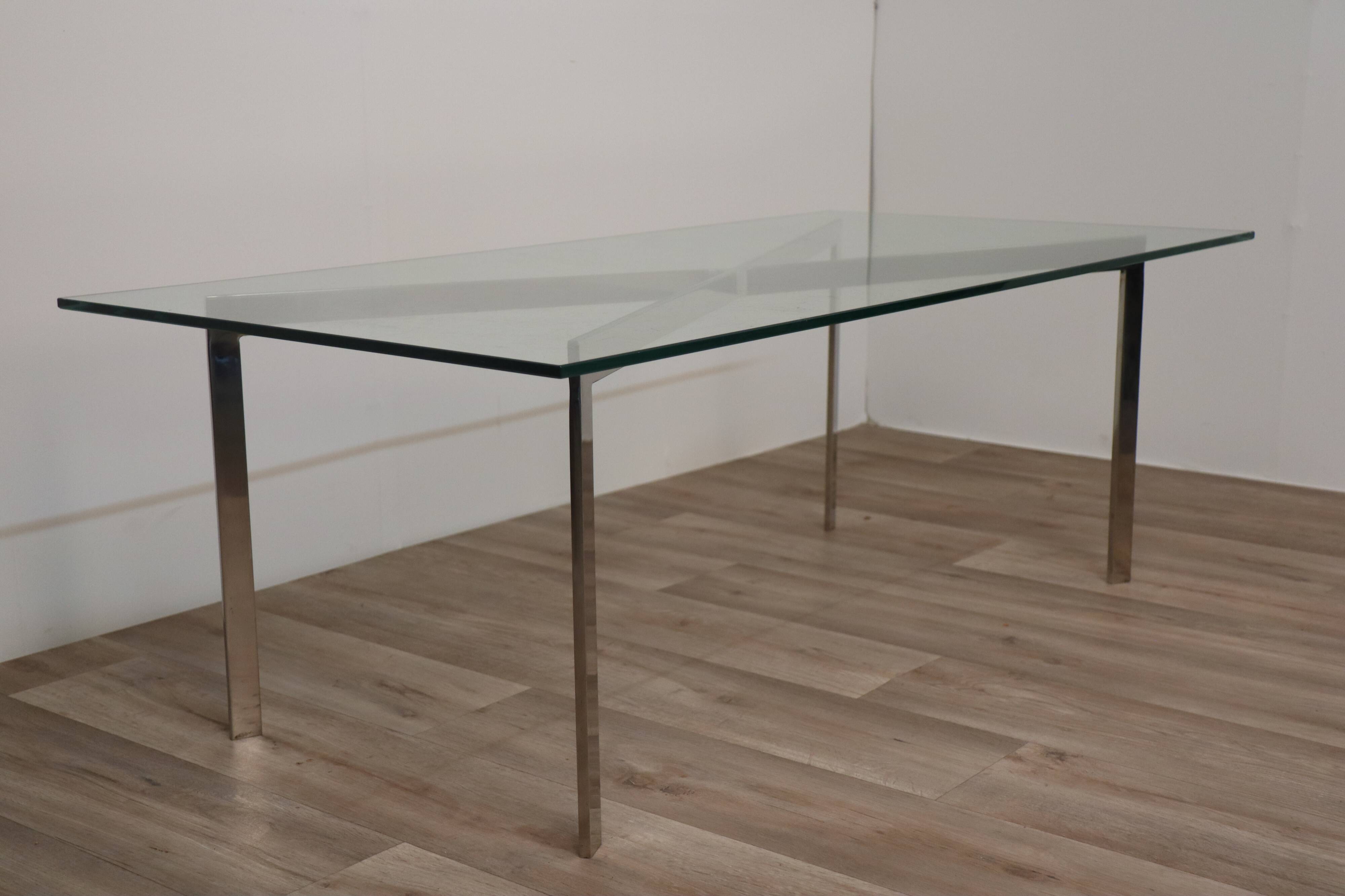 Table basse minimaliste en acier chromé et verre