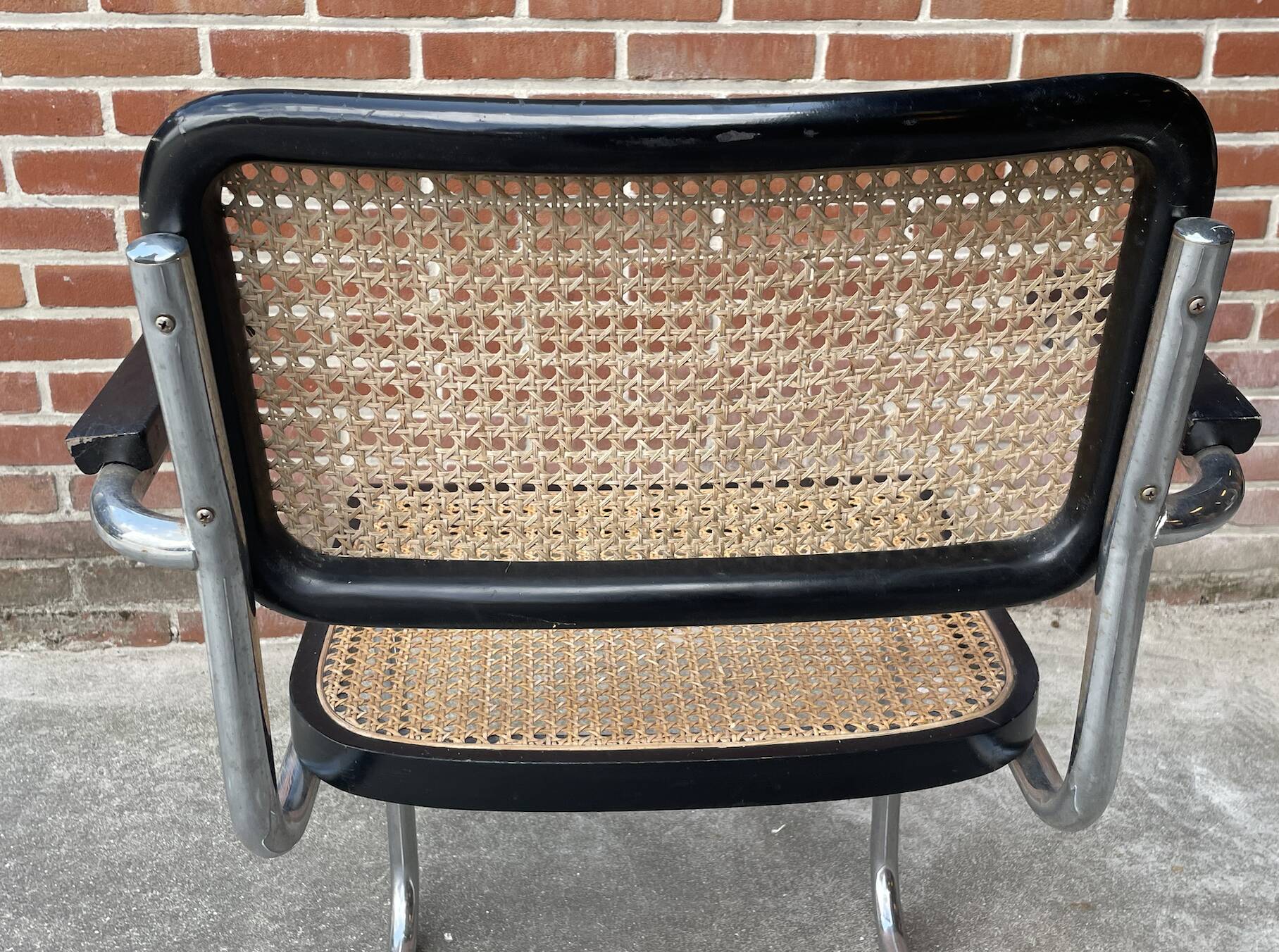 Chaise Cesca B64 avec accoudoirs by Marcel Breuer Design en noir