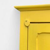 Armoire parisienne bonnetière ancienne jaune poudré.