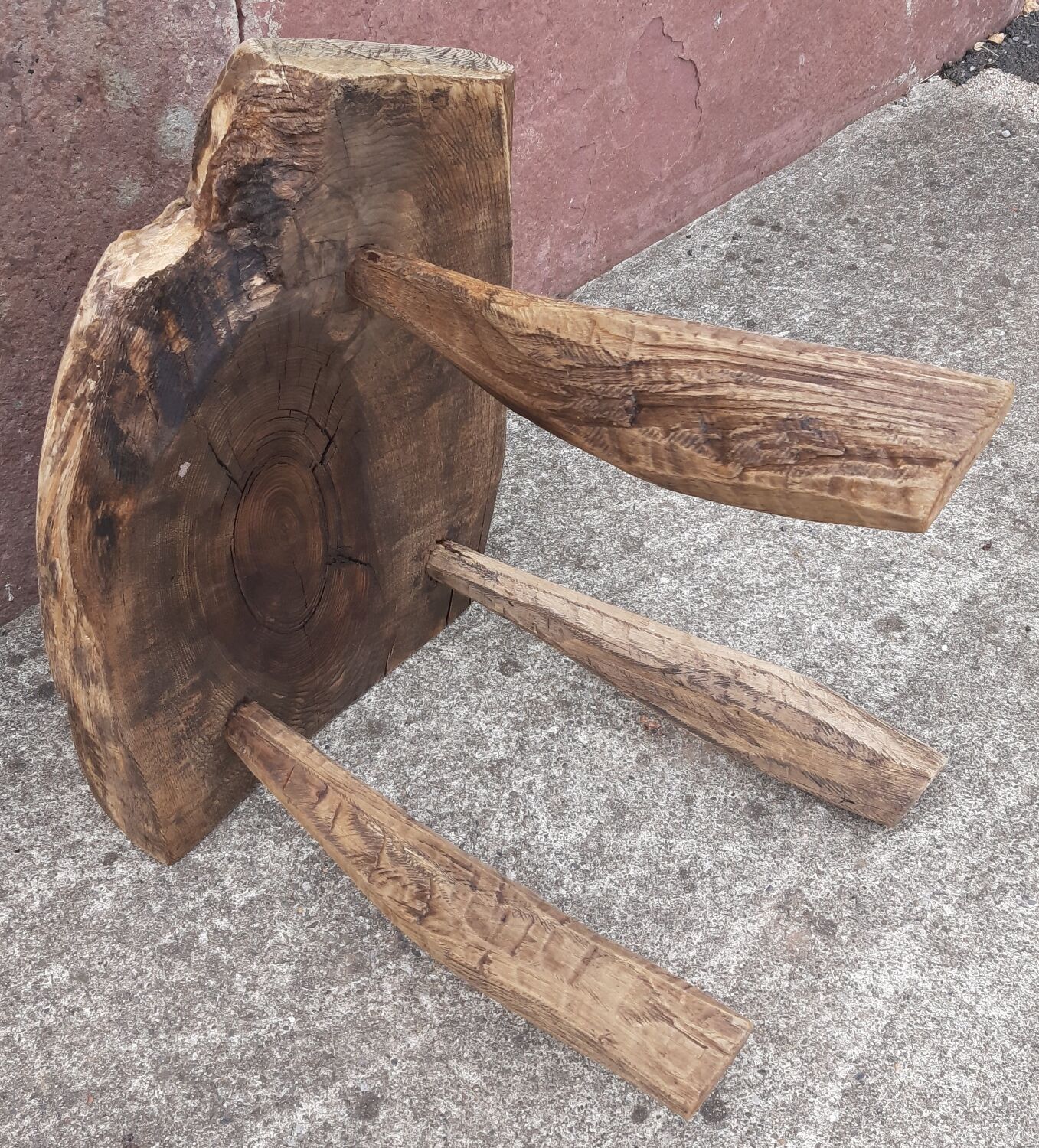 Brutalist coffee table in solid wood, tripod. (Popular art)