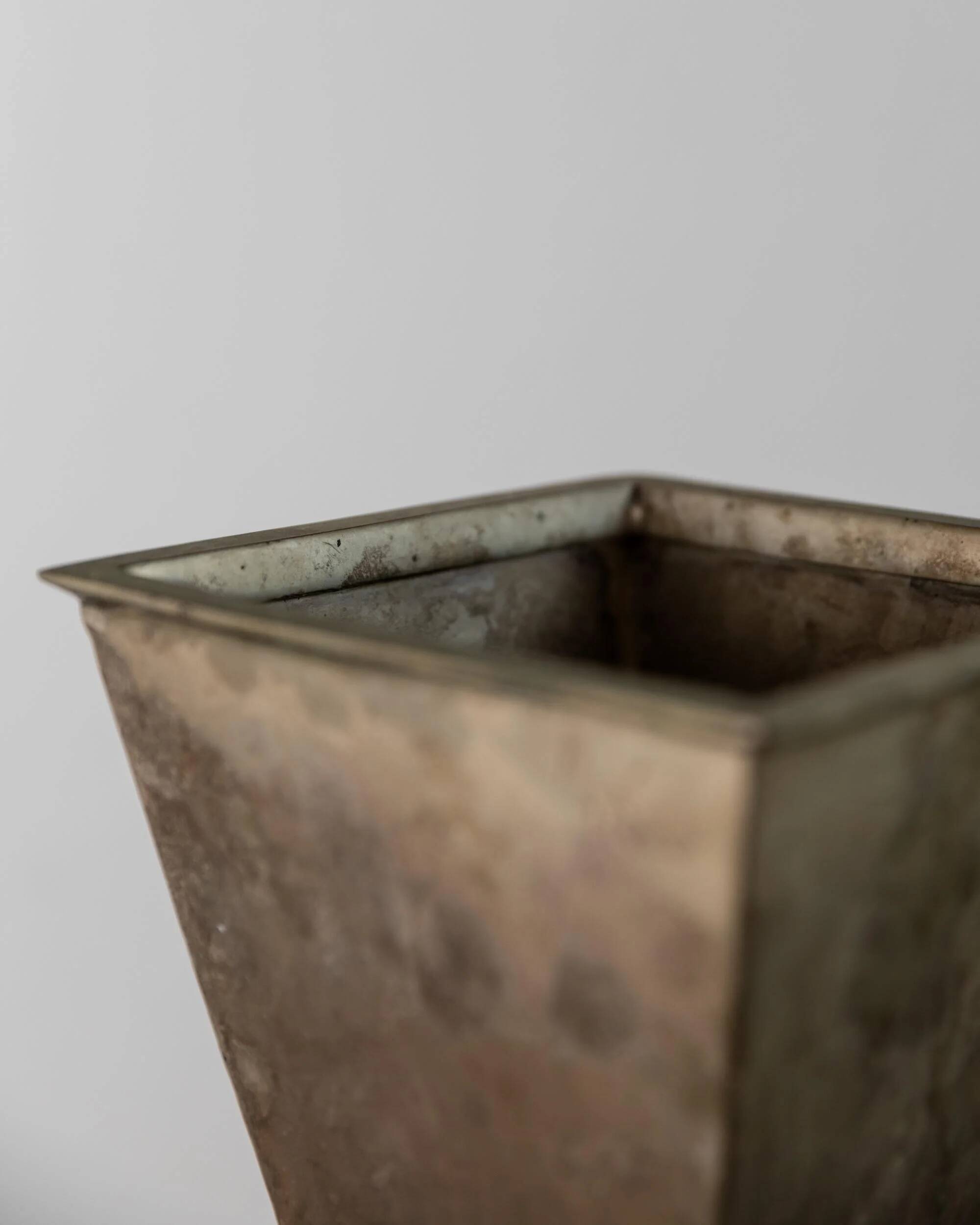 Vase pyramidal vintage en métal argenté des années 1980