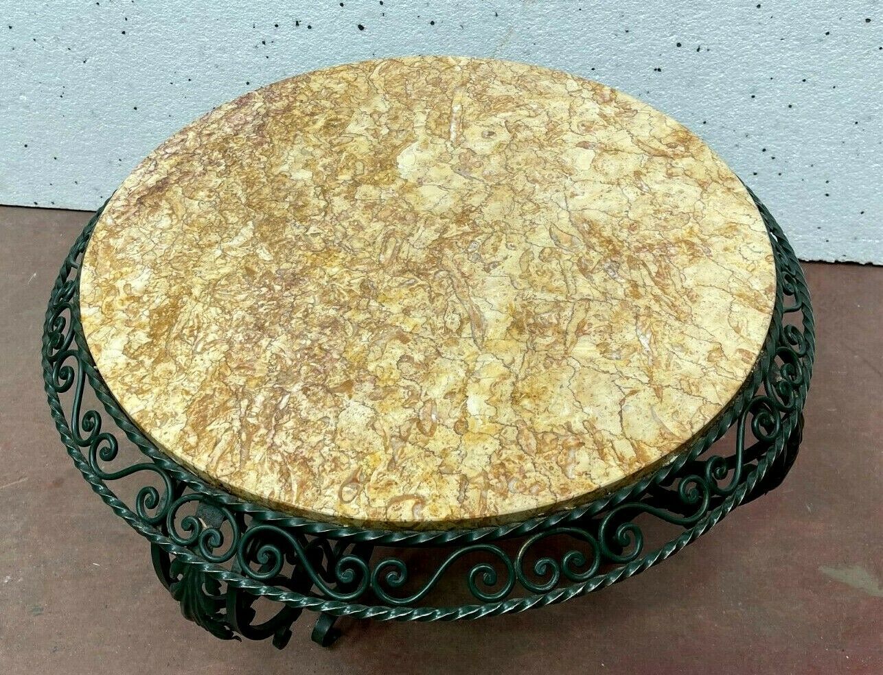 Round living room table in wrought iron and marble XX century