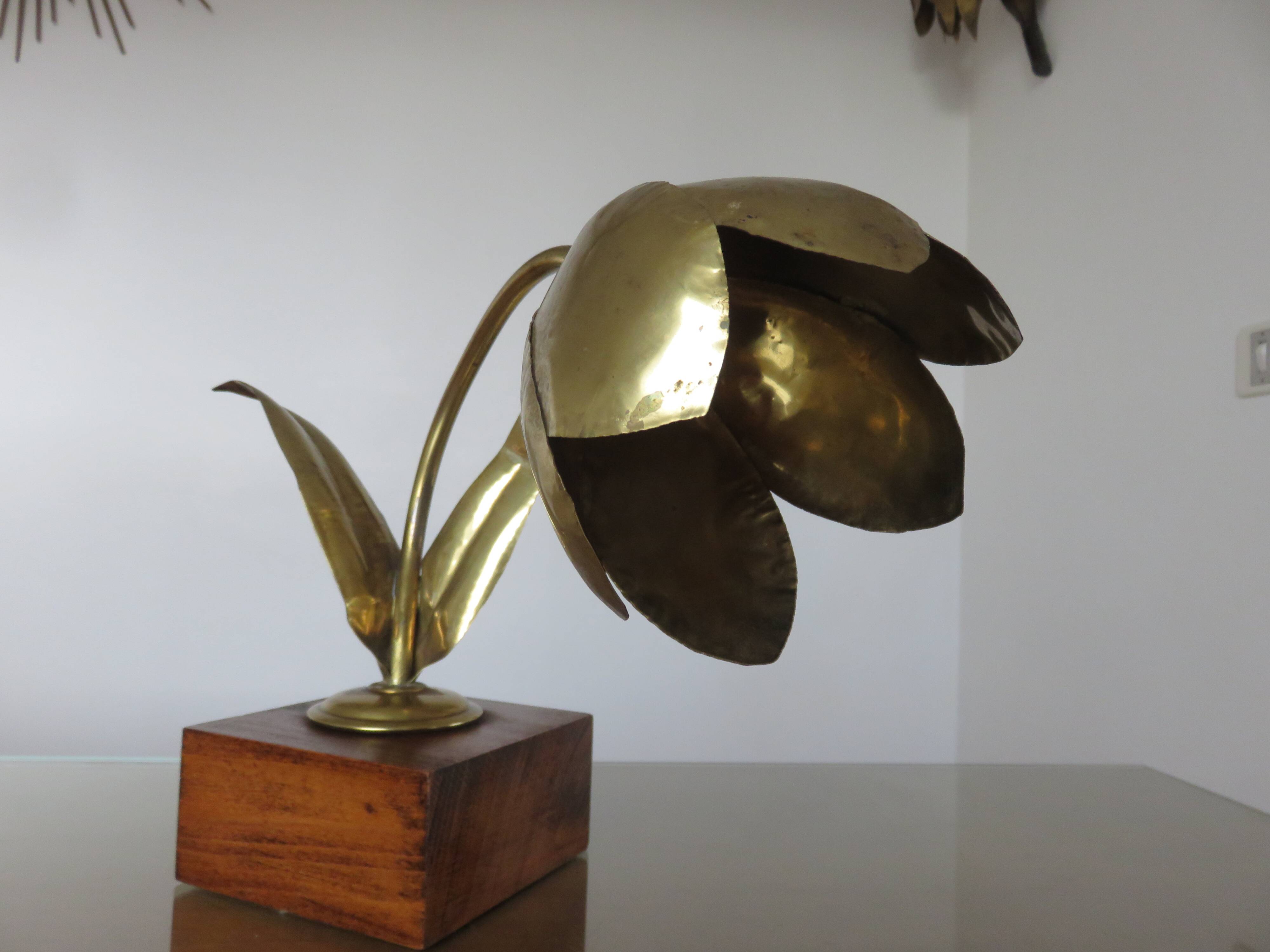 "Flower" lamp in gilded brass and wooden base 1970