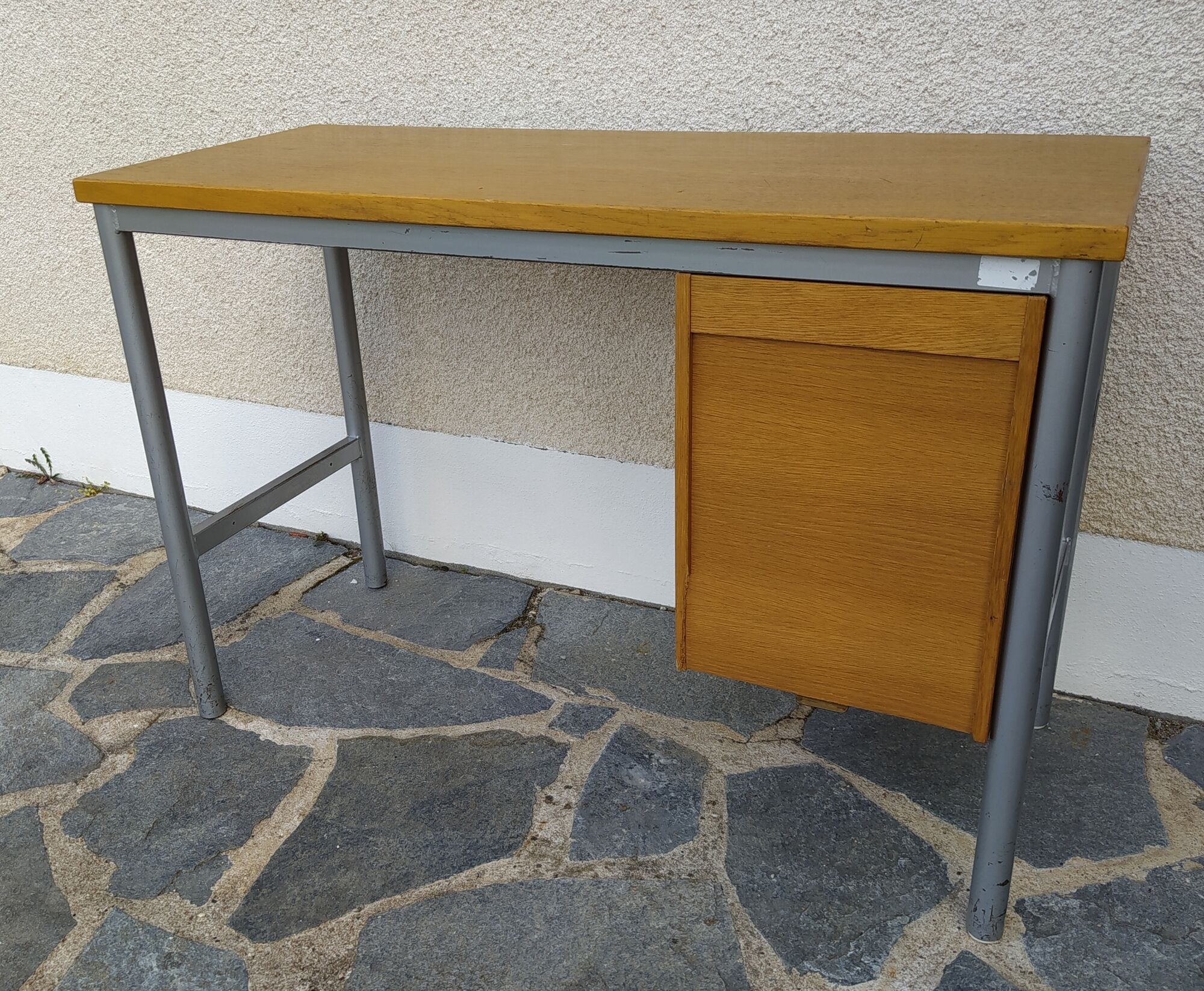 Bureau enfant vintage en bois et pied métal