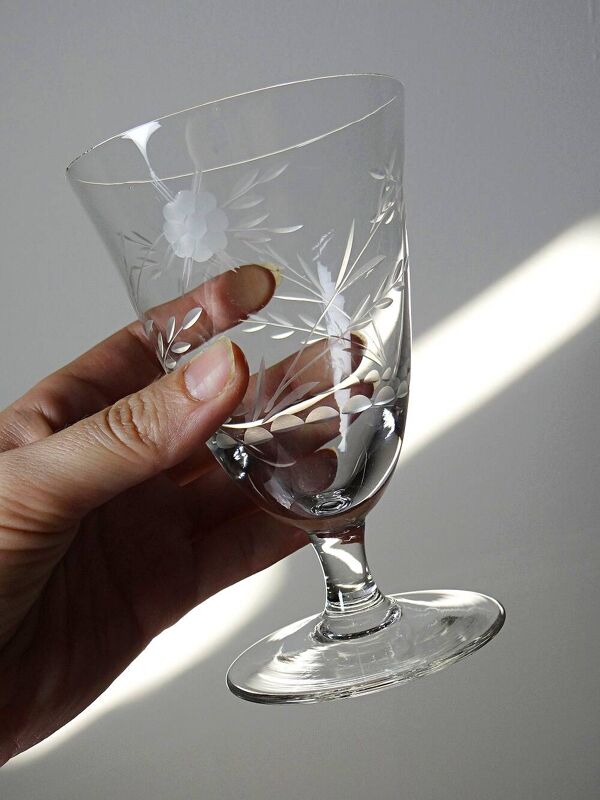 8 verres à vin cristal gravé à la roue décor végétal, Bohême, début XXe