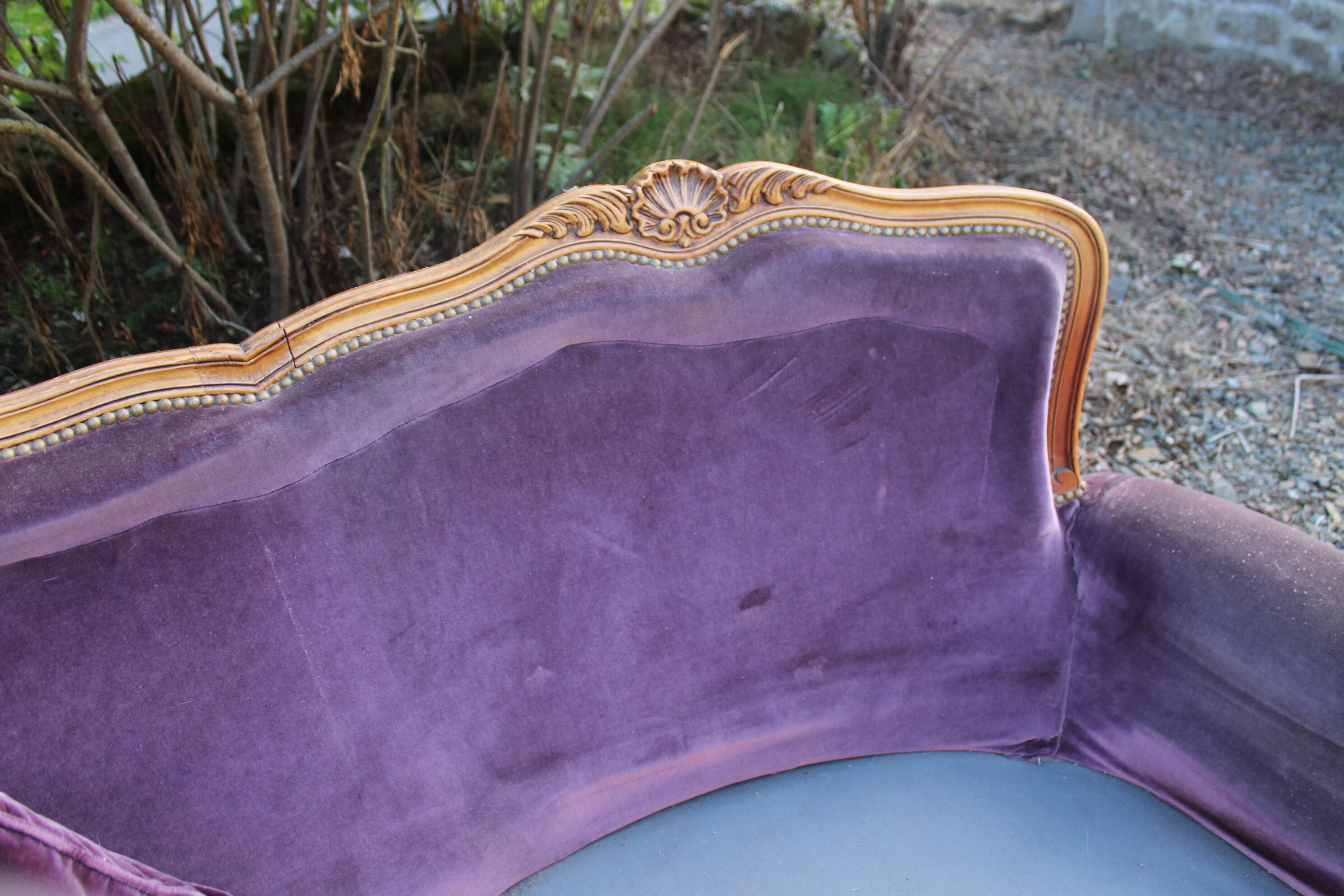 Sofa Voltaire rounded purple velvet