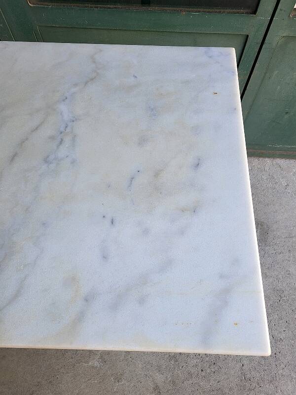 Table bistrot en marbre avec pied en fonte