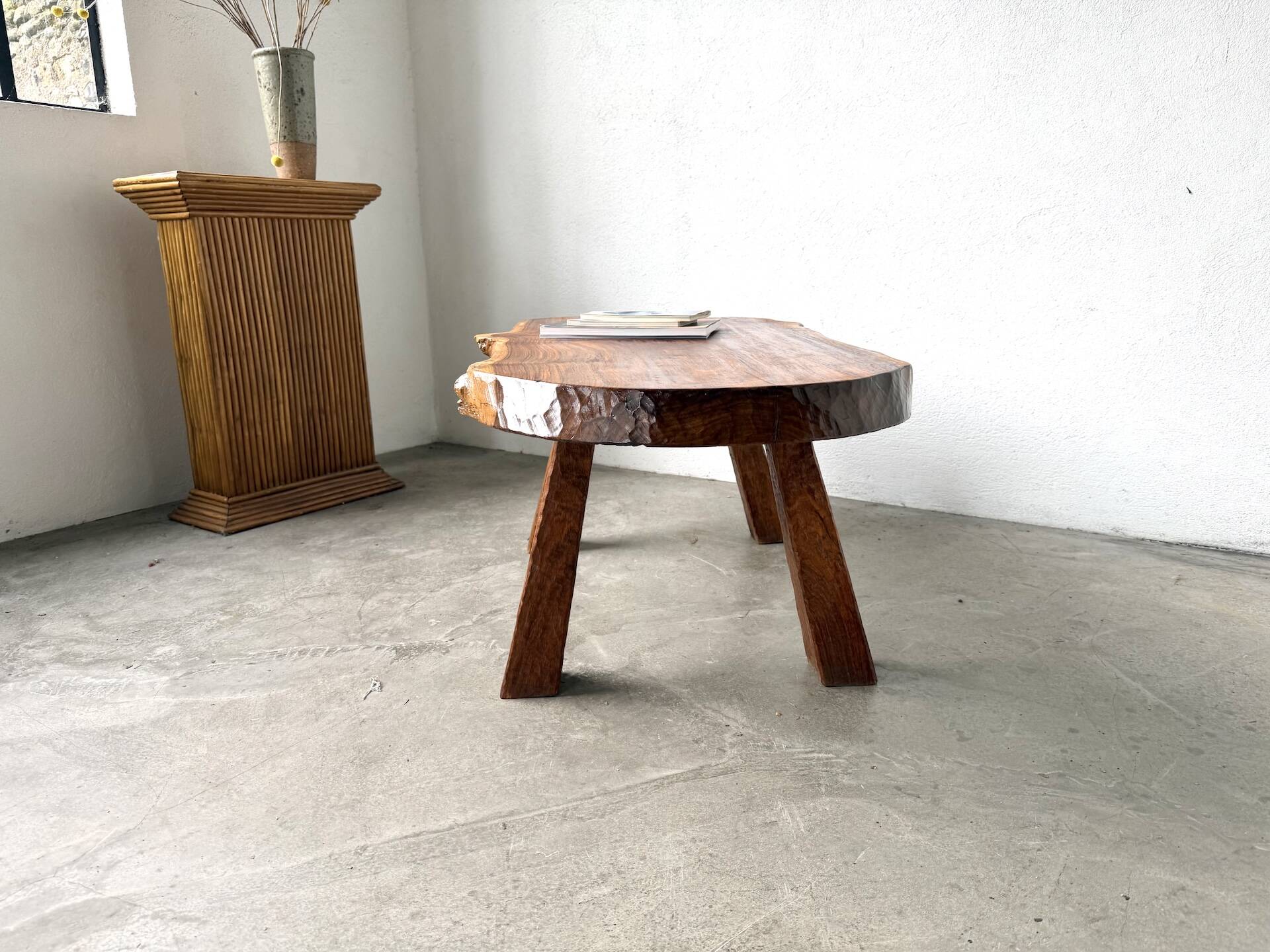 Table basse brutaliste en noyer massif, plateau slab live edge, France