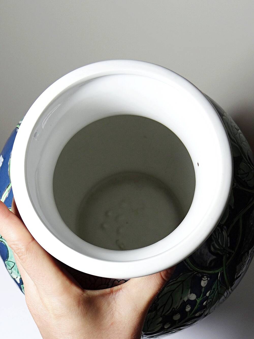 Large baluster vase in Chinese porcelain with vintage floral decoration from the 1970s-80s.