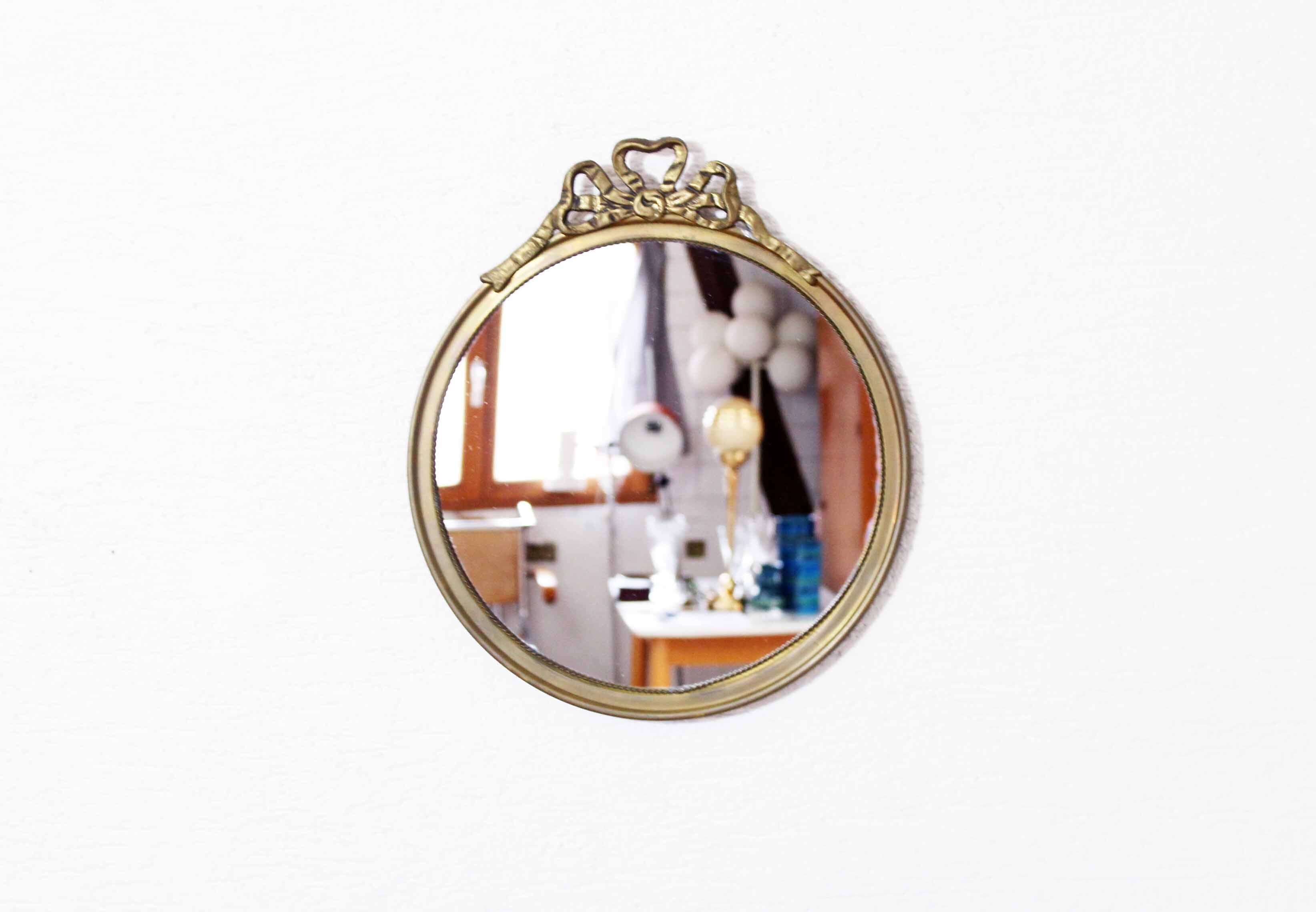 Round mirror, brass frame with décor 37x37cm