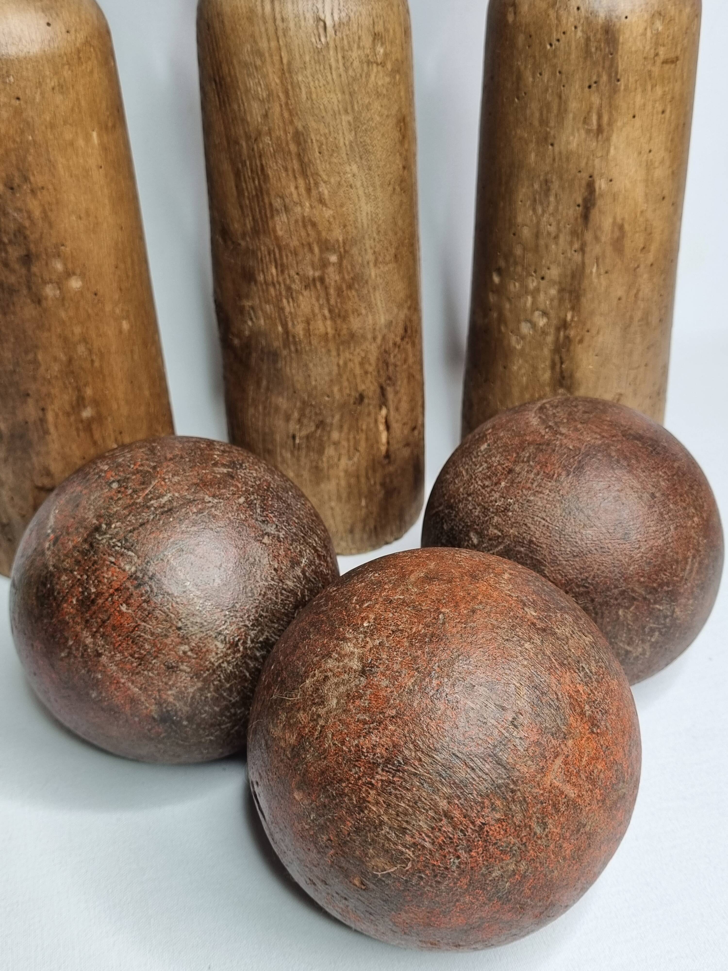 Ancien jeu de quilles grande taille en bois tourné, 52 cm