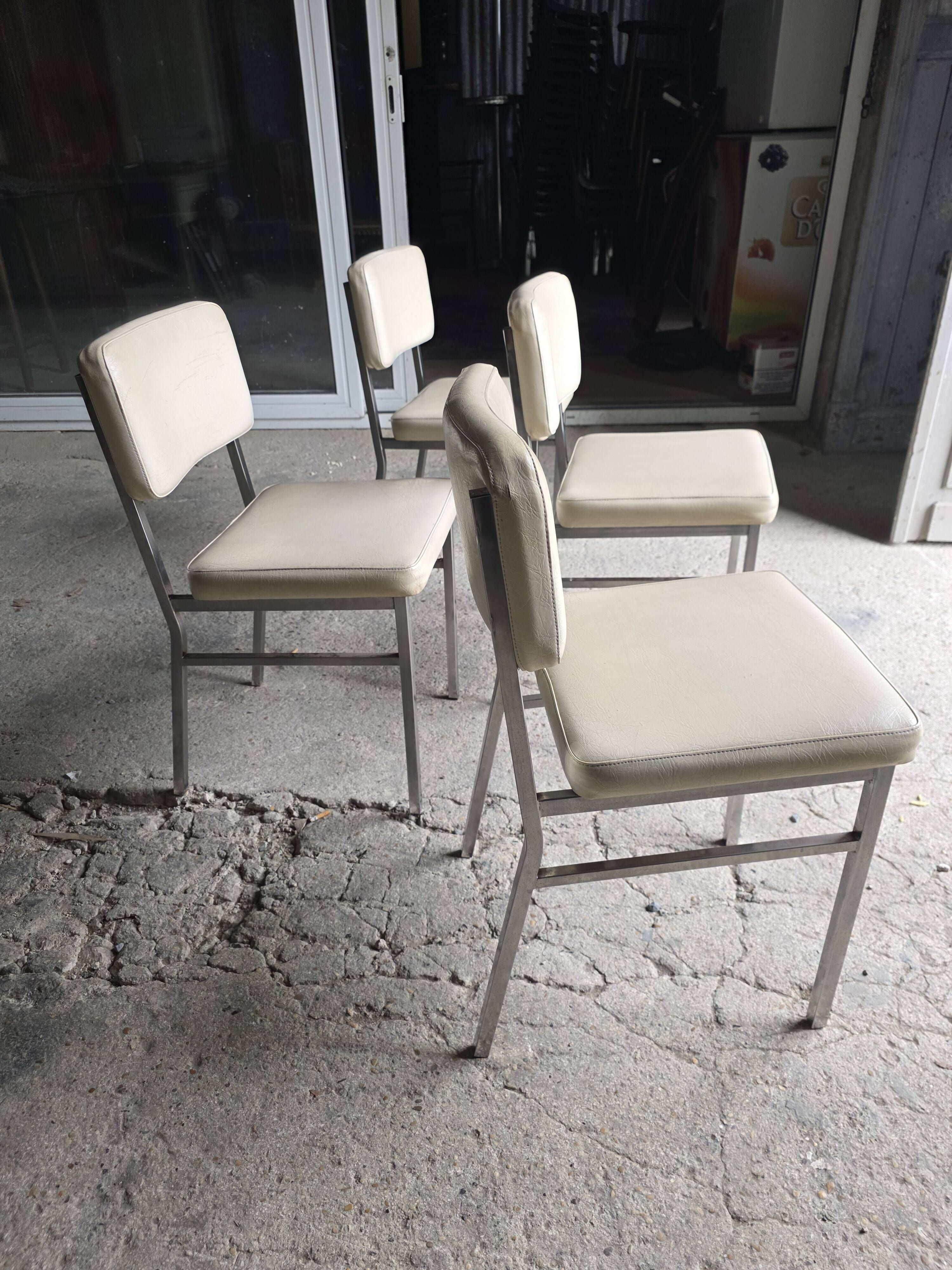 4 chrome metal chairs with faux leather from the 1970s.