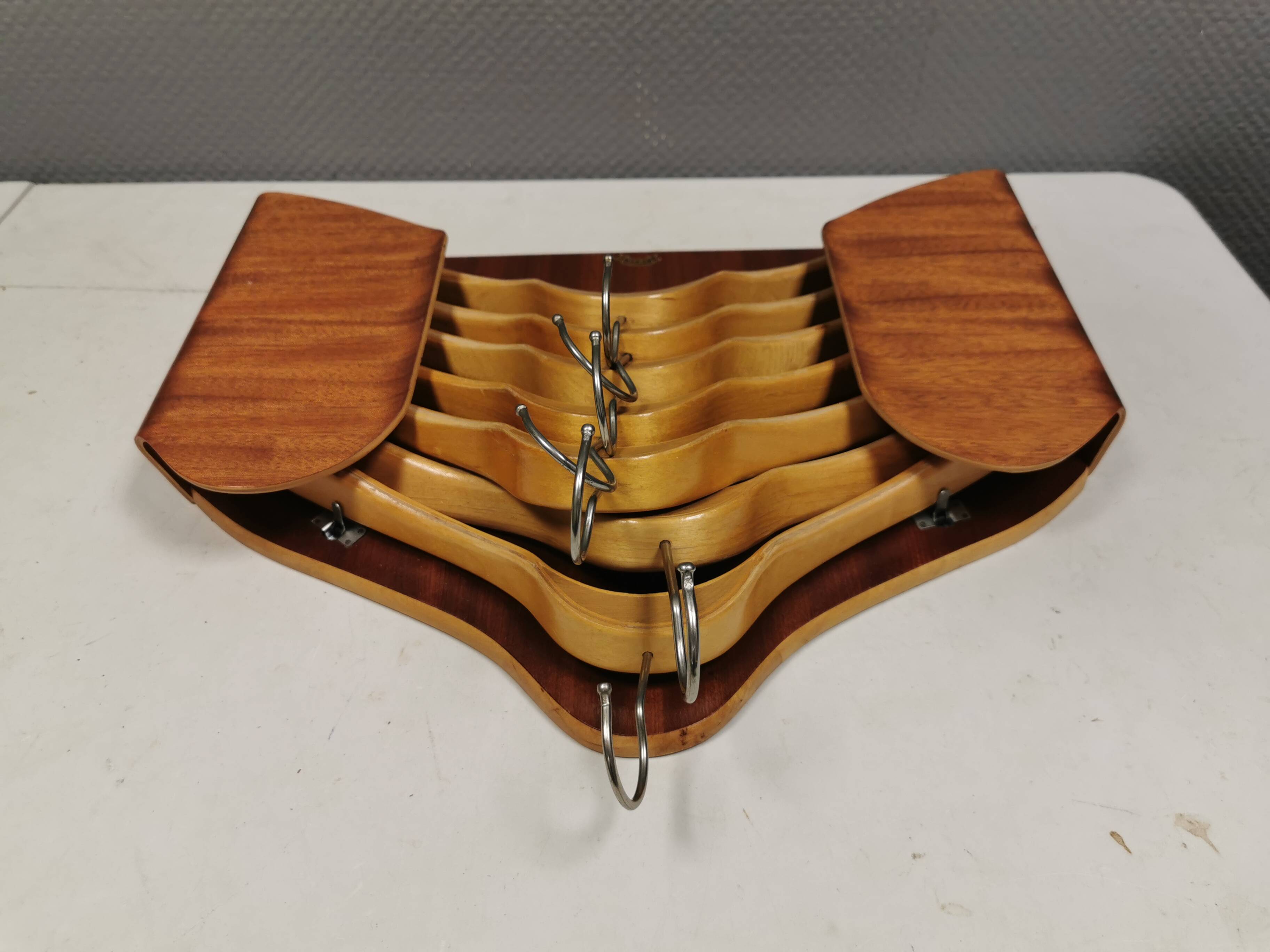 Very beautiful vintage hanger holder, including 7 matching hangers.