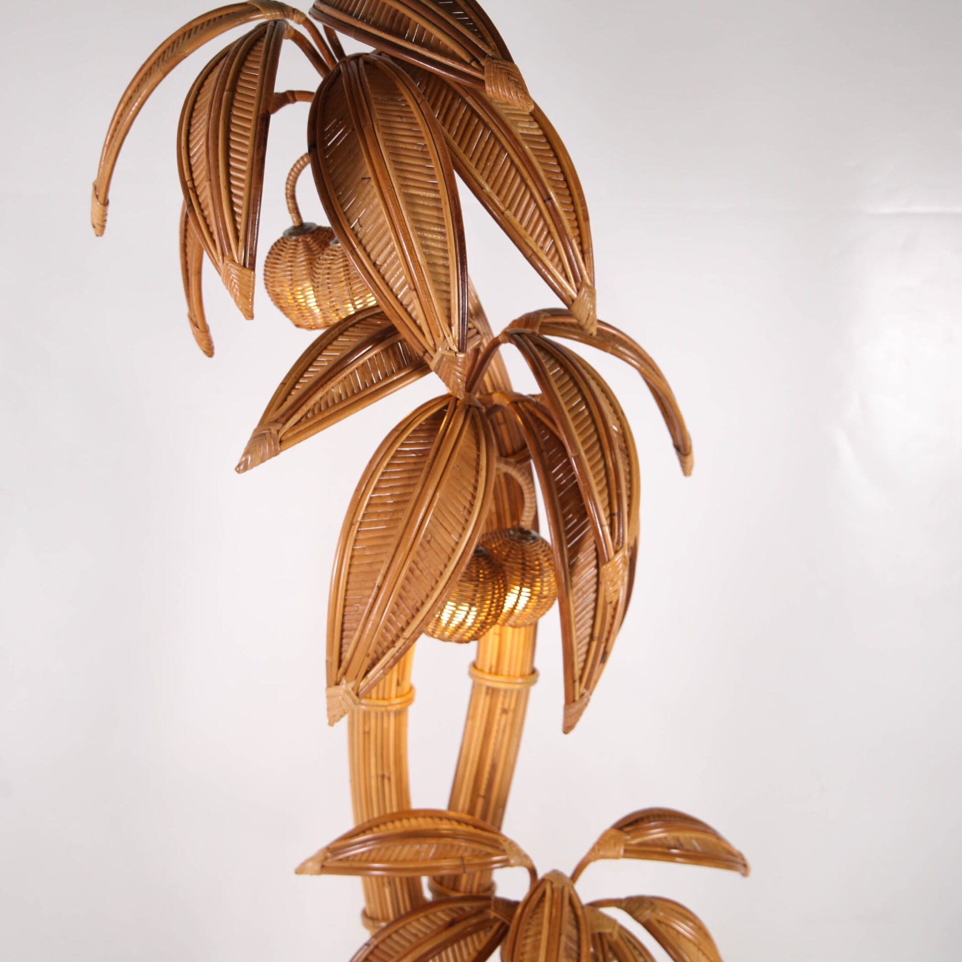 Lampadaire « palmier-cocotier » en rotin