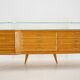 Buffet/commode italienne des années 1960 en finition brillante avec plateau et étagère en verre