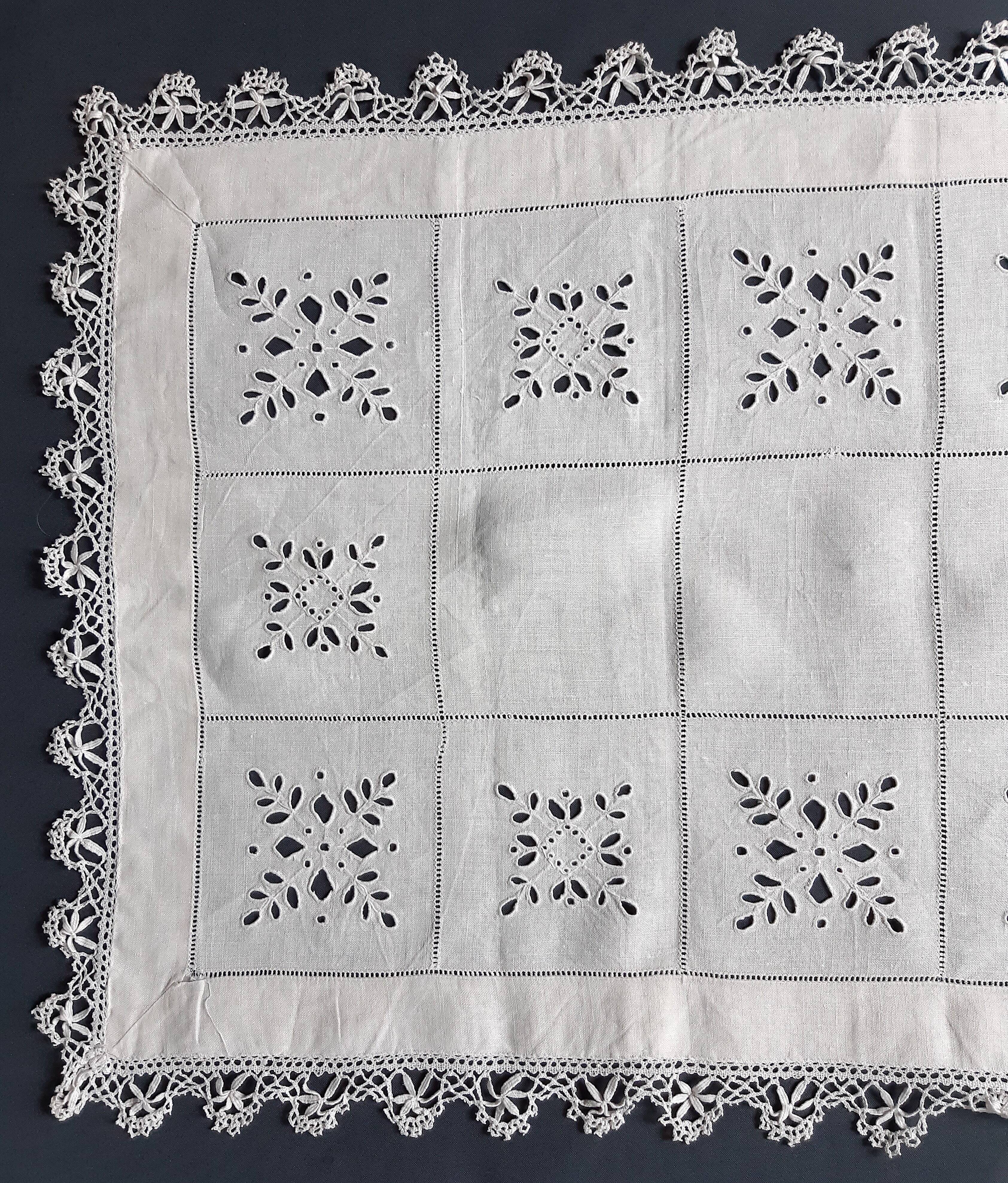 Embroidered table center, surrounded by lace from puy