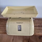 Pale yellow vintage testut scale
