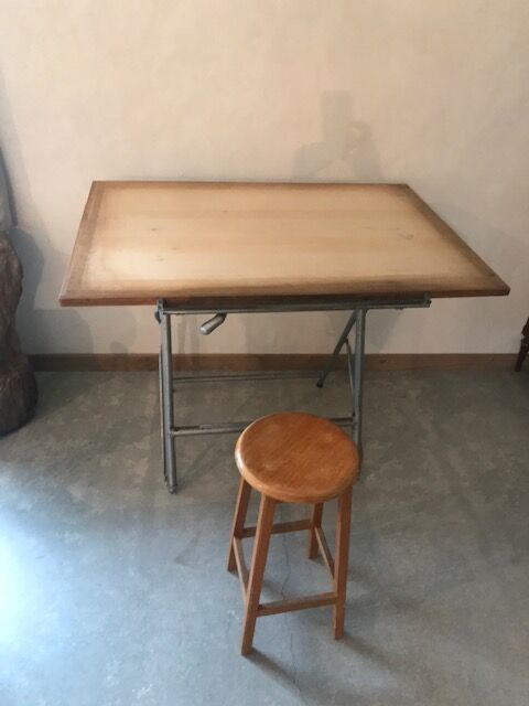 Unic drawing table with stool
