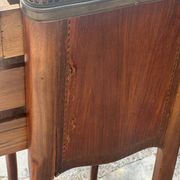 Petite table Chiffonnière en bois de placage de style Transition .