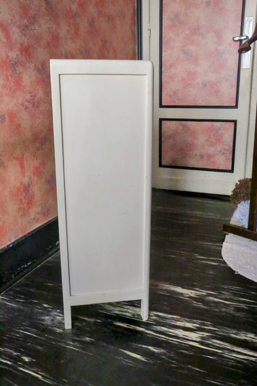 Pretty little white wooden piece of furniture