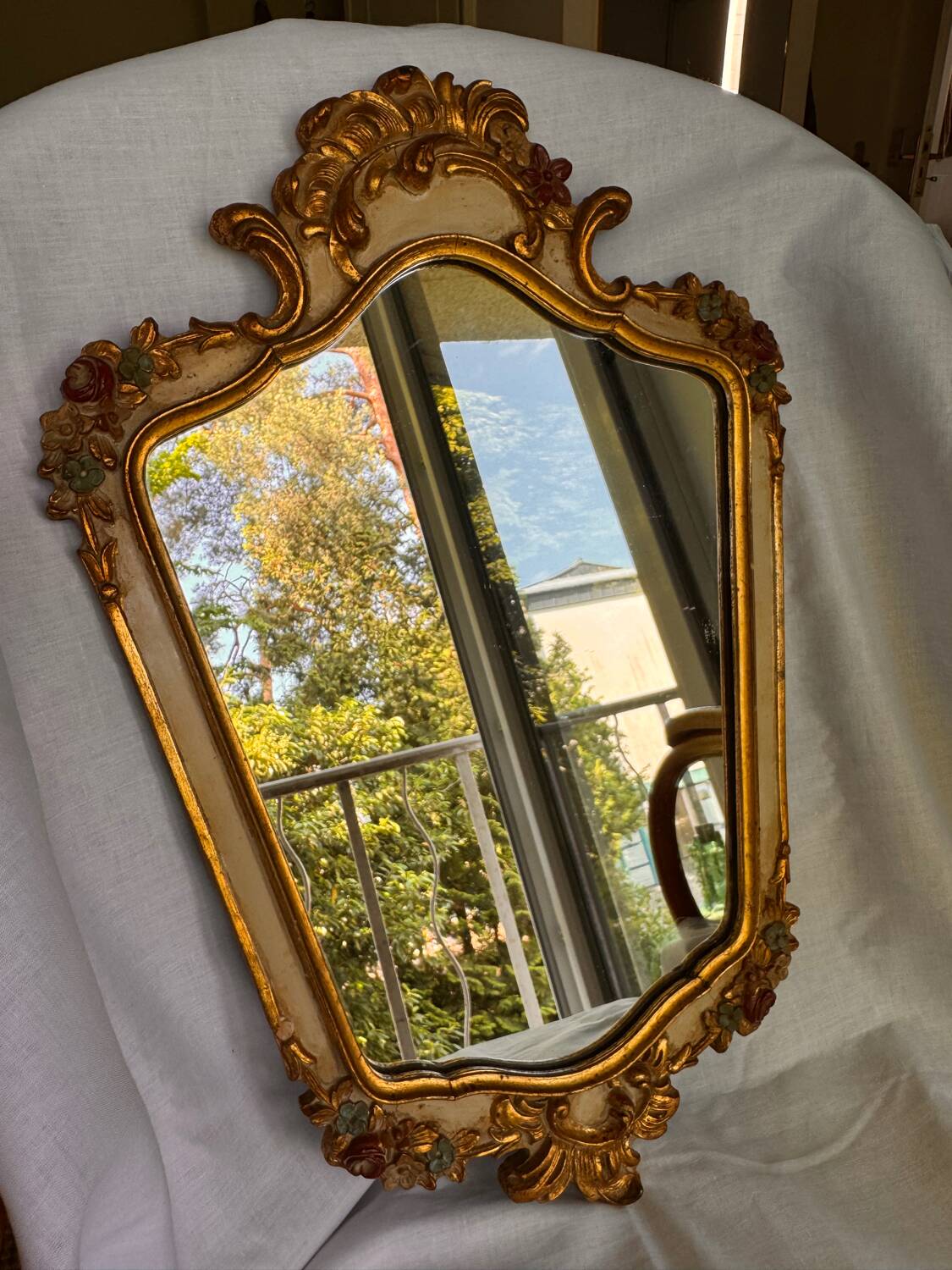 Miroir en bois doré décoré