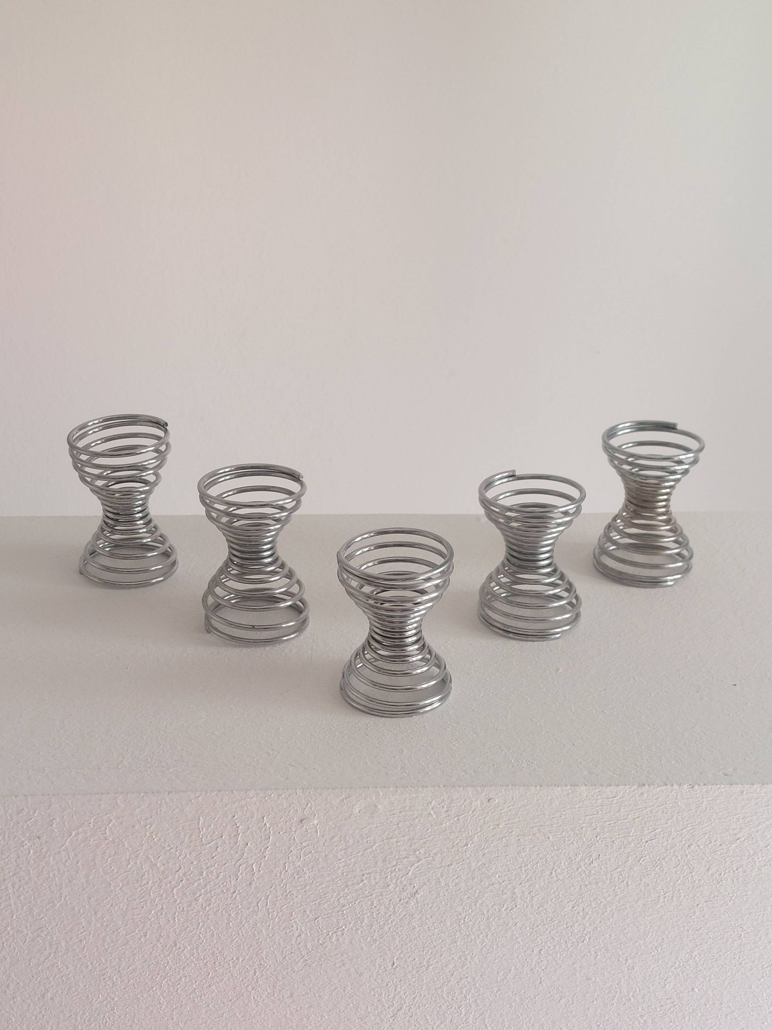 Set of 5 vintage postmodern egg cups with spiral decoration in Memphis style.