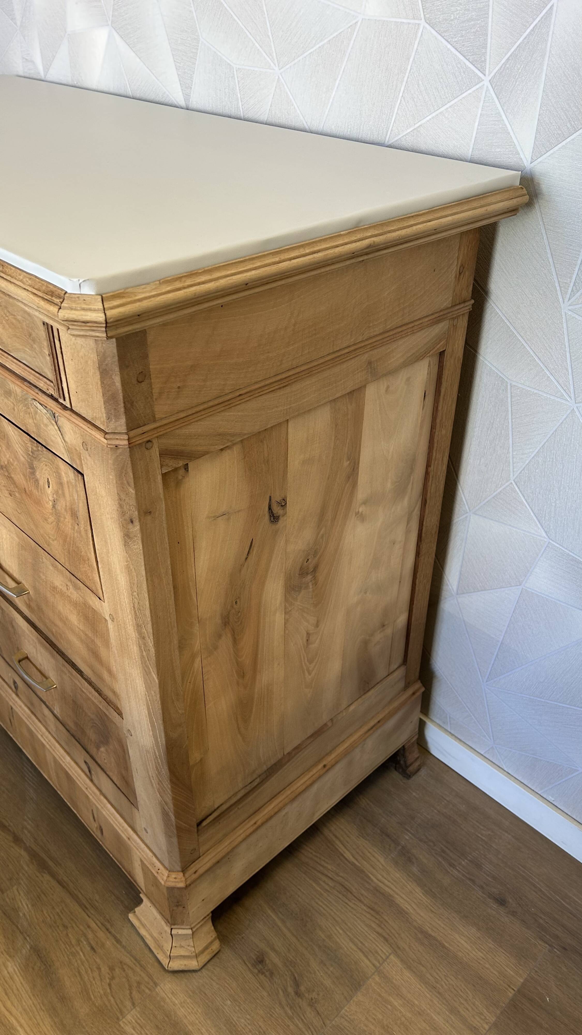 Antique 4-drawer airbrushed chest of drawers