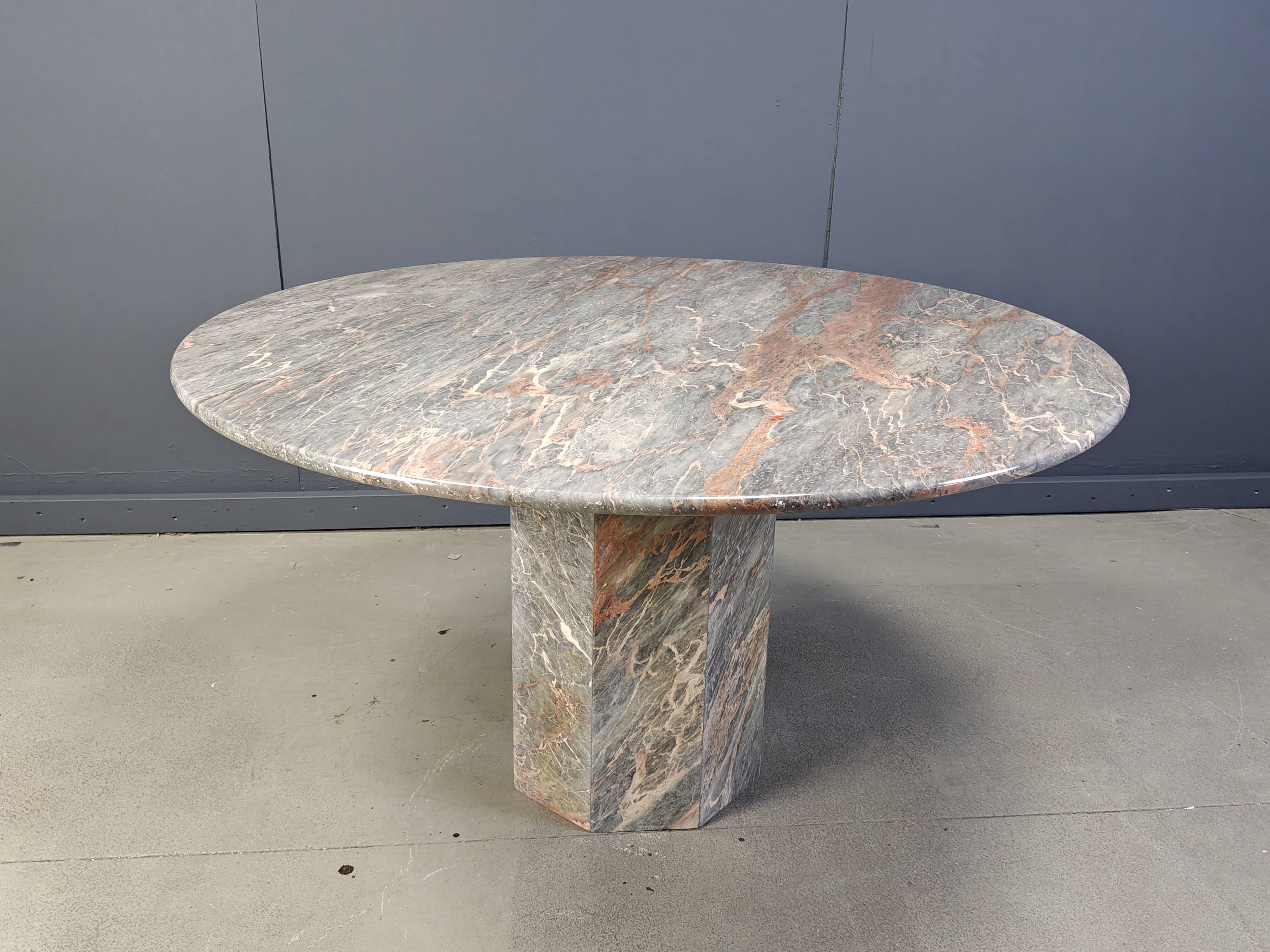 Table à manger ronde en marbre italien des années 1970