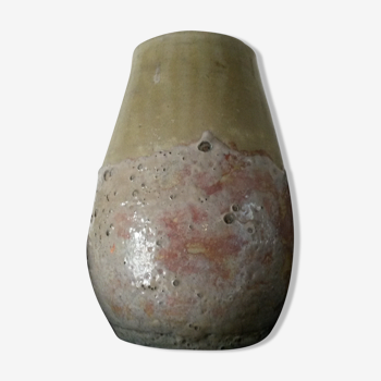 Vase pansu en grès à la surface éruptive