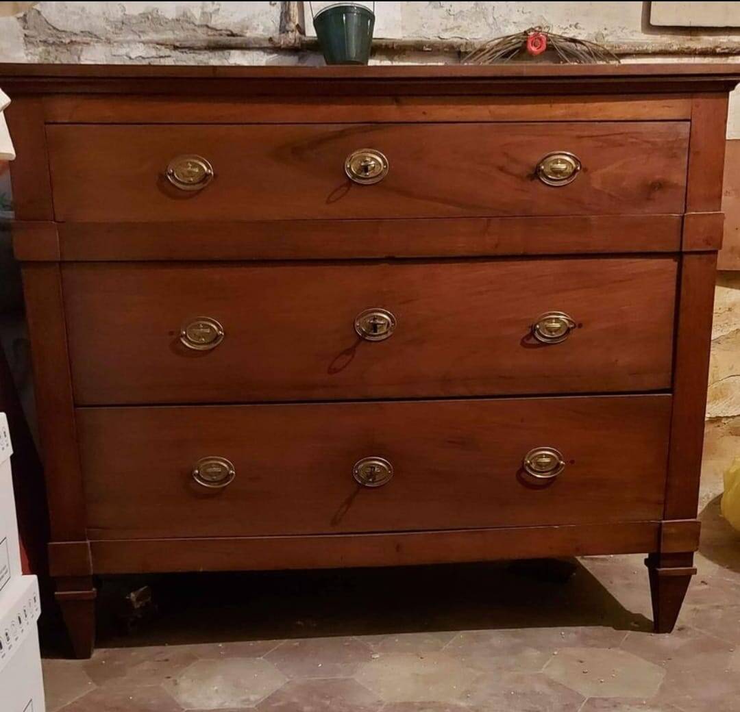 Antique Italian walnut commode, Louis XVI style, late 18th - 19th century.