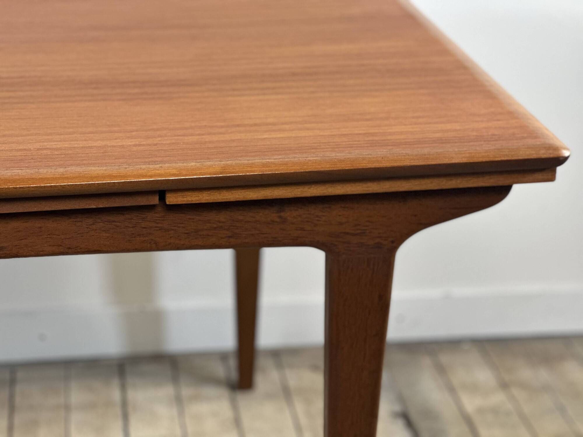 Vintage Scandinavian teak dining table 1970s – 2 integrated extensions