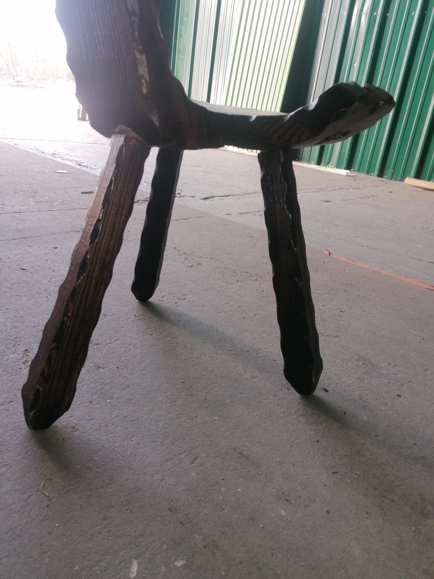 Chaise de montagne tripode en bois sculpté 1950