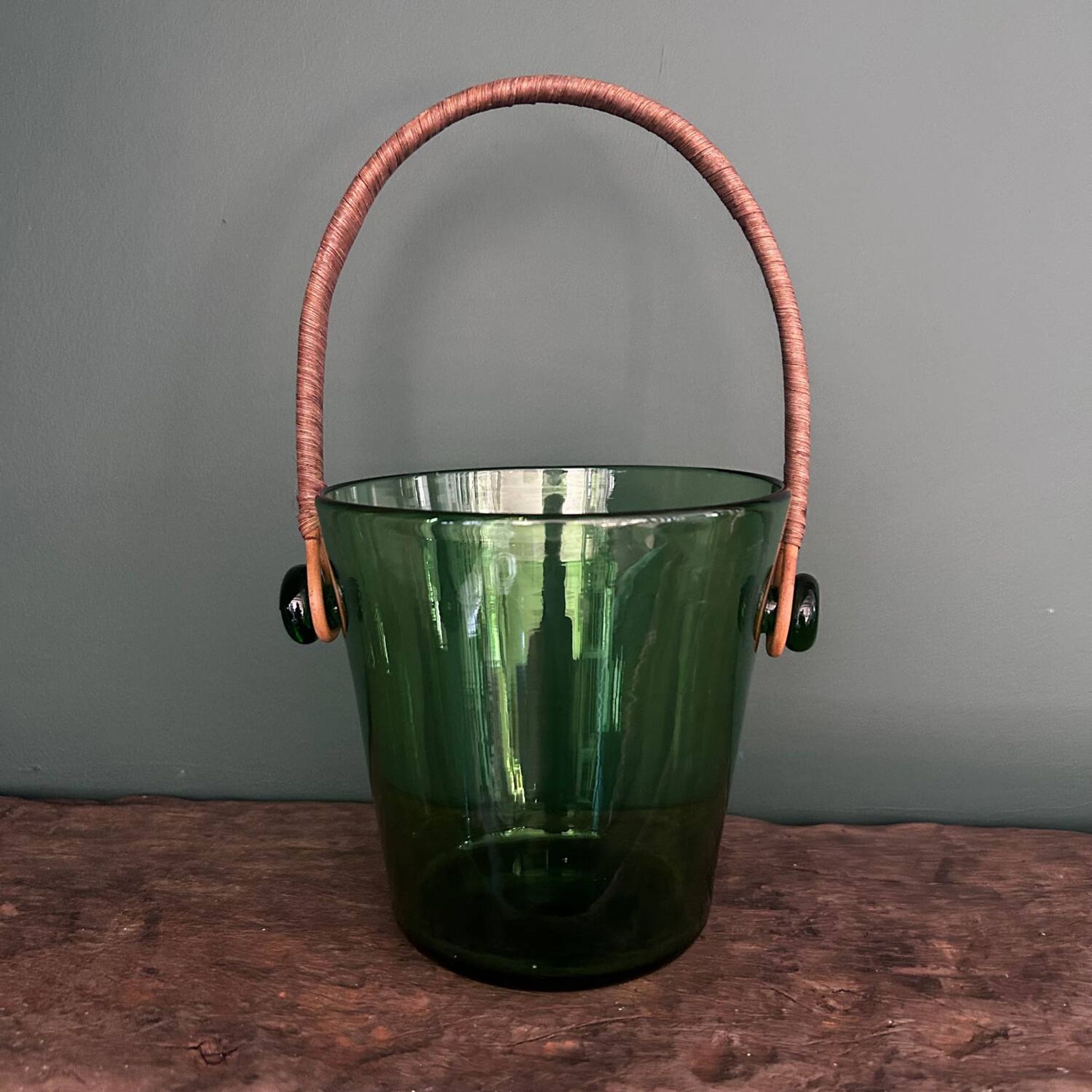 Seau à glace en verre vert et rotin