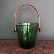 Seau à glace en verre vert et rotin