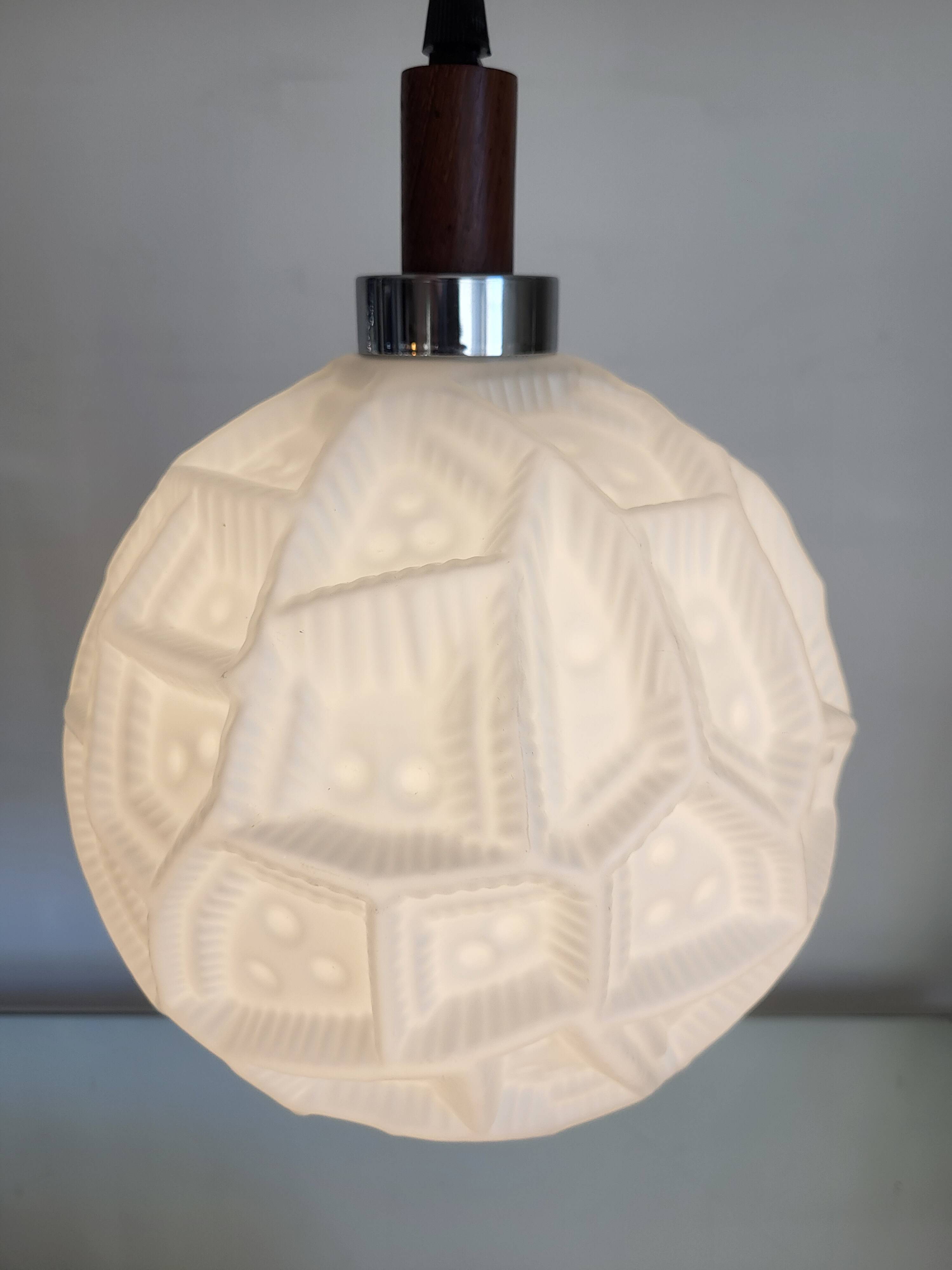 Lampe à suspension vintage, vermoedelijk Peill & Putzler, verre opalin avec relief