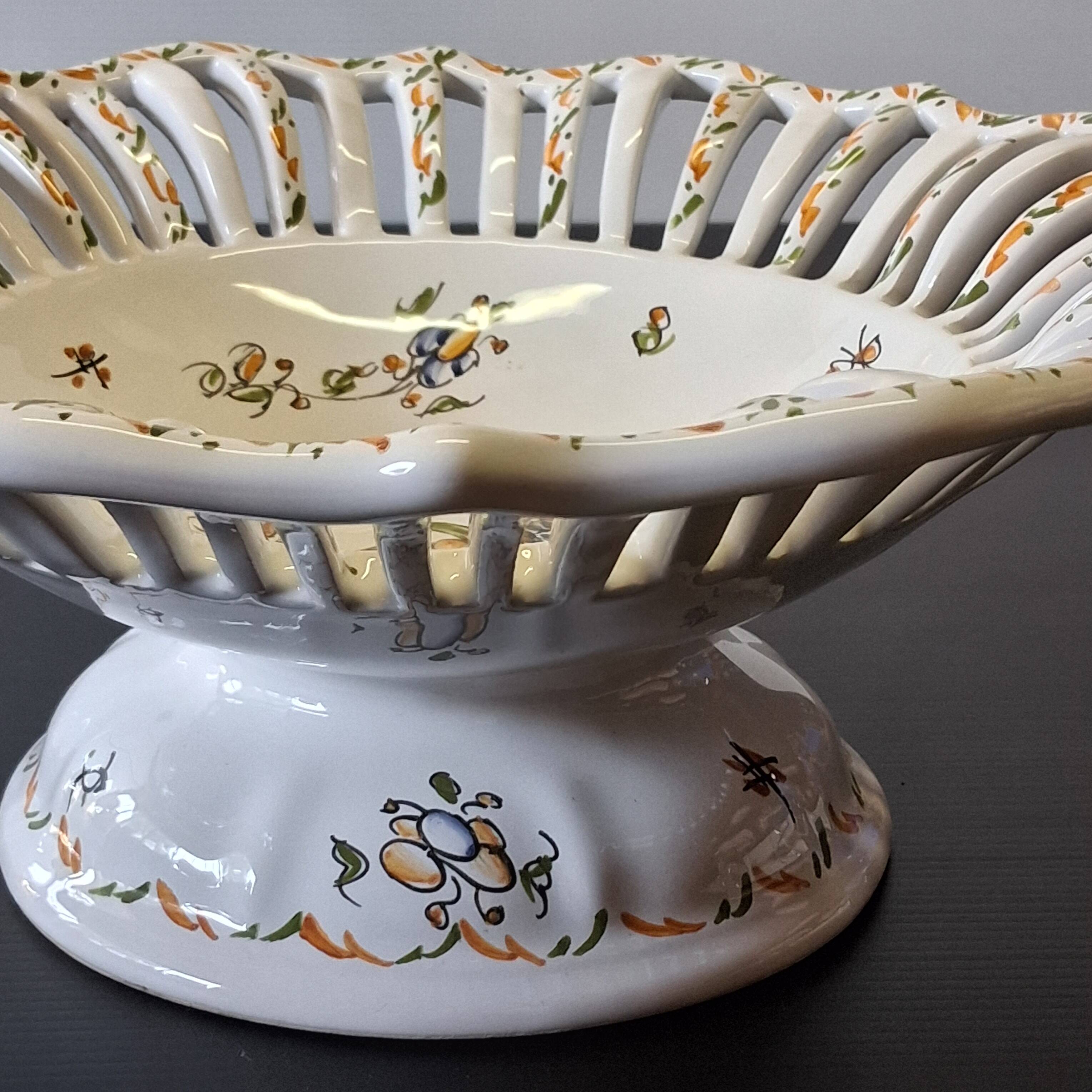 Very nice fruit bowl "Vieux Moustiers" in very good condition.