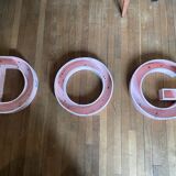 Lettres d'enseigne en métal rose "god" ou "dog"