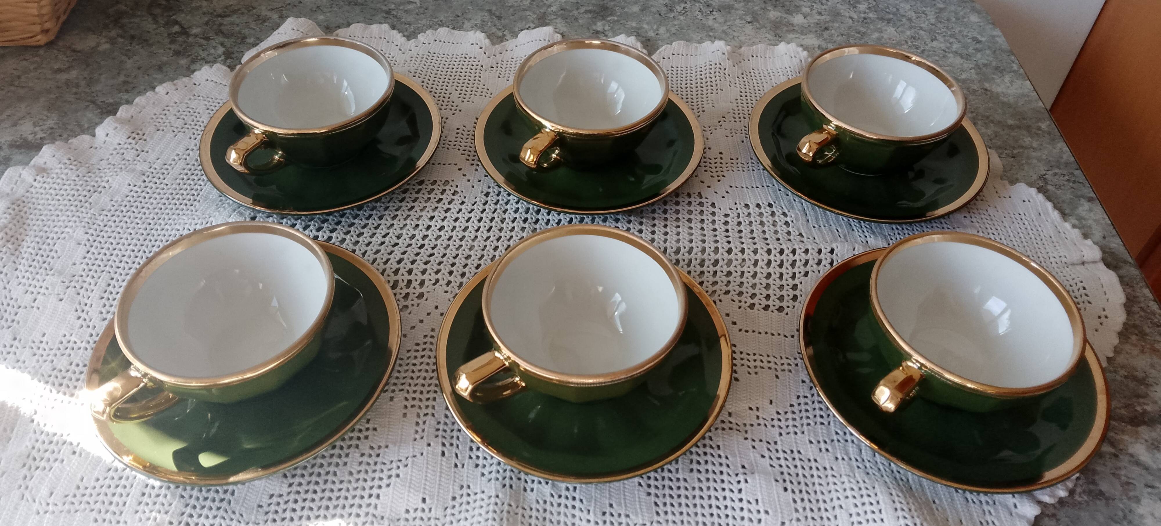 Coffee/tea cups and saucers